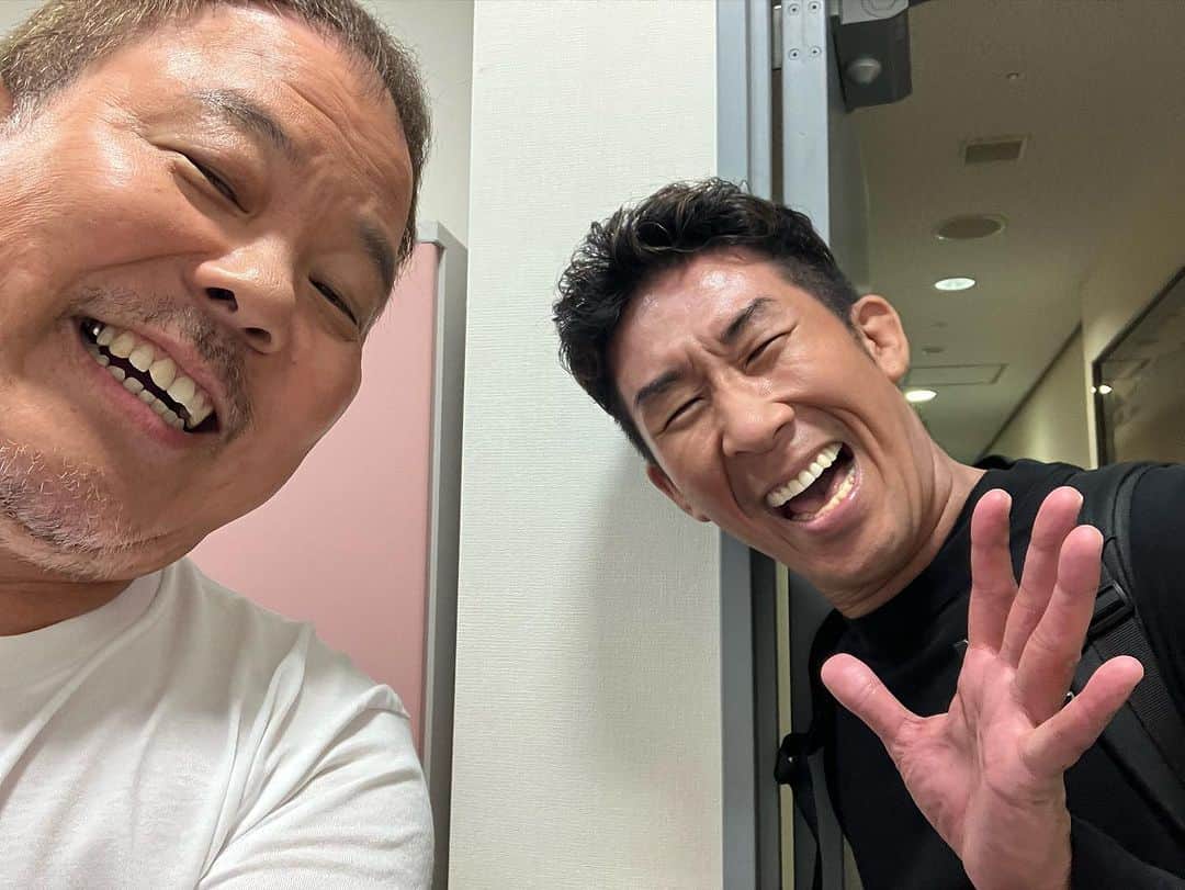 ほんこんのインスタグラム：「答え 麒麟 田村 #麒麟たむら  #後ろ姿シリーズ  #後ろ姿 #ほんこん #楽屋」