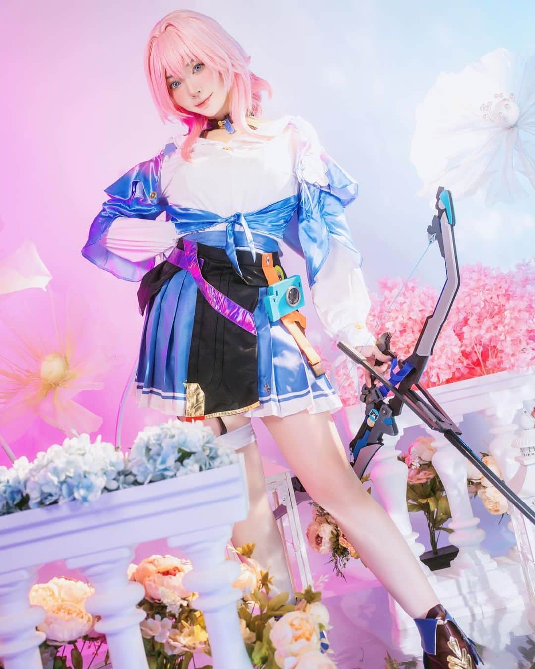 YingTzeのインスタグラム：「“ You can’t run ! “ ❄️   I play Honkai Star Rail with English Voice-over and I think March 7th is really cute 🤣🤚✨  March 7th is Set A for this month’s photo set 💖 25 HD photos + 14 Selfies in this set . Last day to pledge is on 30th September ✨  📸 @prestonles.ig  Studio @peoplegraphy」