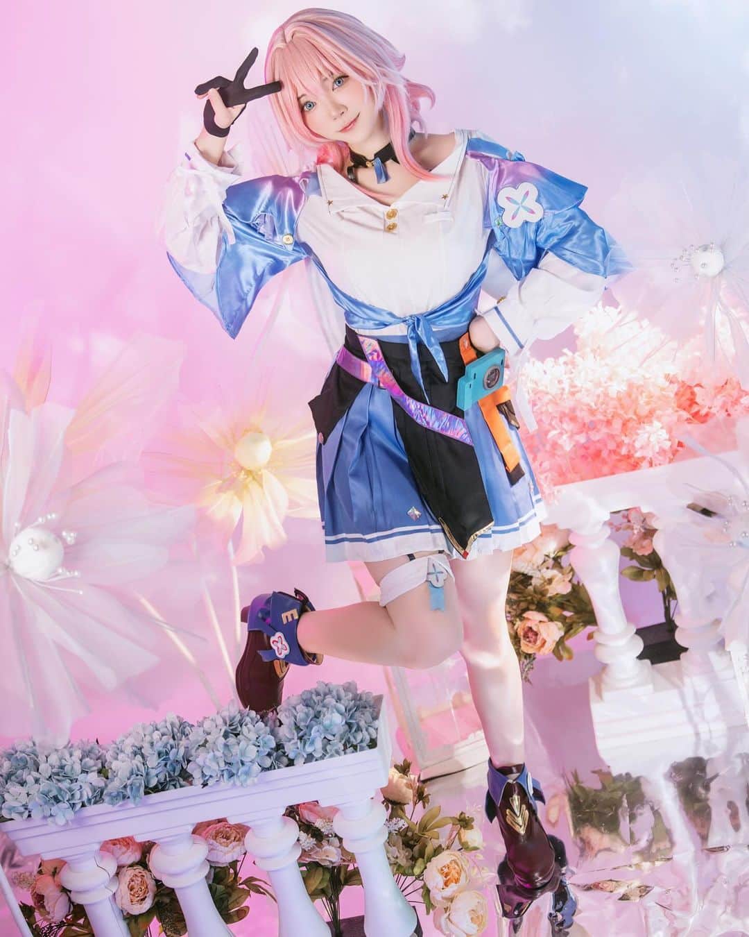 YingTzeさんのインスタグラム写真 - (YingTzeInstagram)「“ You can’t run ! “ ❄️   I play Honkai Star Rail with English Voice-over and I think March 7th is really cute 🤣🤚✨  March 7th is Set A for this month’s photo set 💖 25 HD photos + 14 Selfies in this set . Last day to pledge is on 30th September ✨  📸 @prestonles.ig  Studio @peoplegraphy」9月29日 10時17分 - yingtze