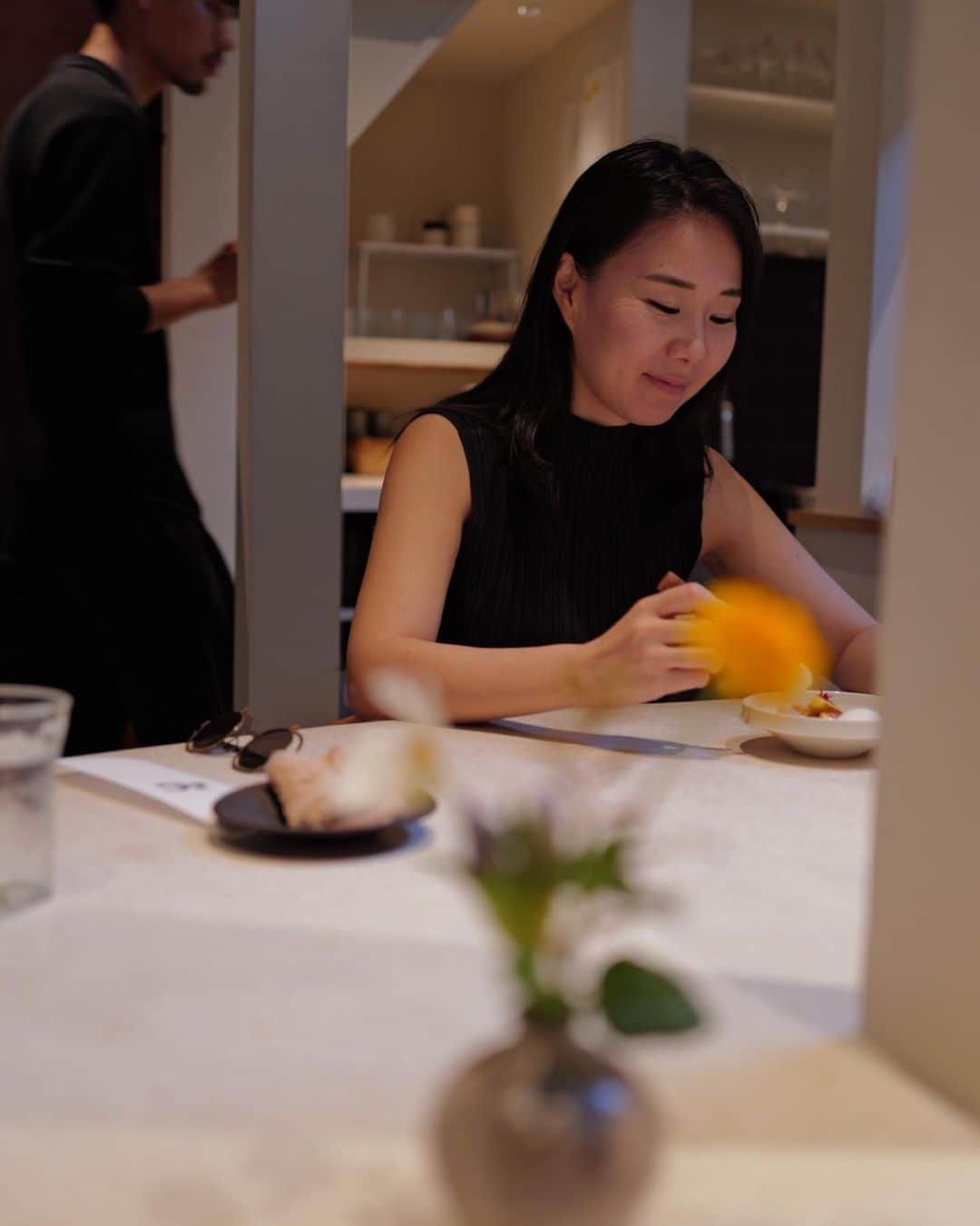 eriさんのインスタグラム写真 - (eriInstagram)「昨日はフランスからペルノ @pernodricard のみなさんが 来日していてAC HOUSEを貸し切ってのランチタイムでした🍽️ 今の日本の気候危機への認識、デモやマーチをする意味、 日本人の消費意識や、人権意識、政治への関心度や、 これからの社会の在り方、、 みなさんからの熱い質問が止まらなくて、 とても、、燃えました。 (席について2秒で質問が始まる感じ、 すごいこれ懐かしい感覚だな笑🇫🇷となった。)  答えて、ディスカッションして、 聞いて、答えてを繰り返していくと とても救われた気持ちになった。  気候変動に関わる人たちとする会話だと普通だけど Climate justice (気候正義)という言葉が 当たり前に出てきたり 気候変動を捉える視点が多角的で、 気候危機への関心度やリテラシーがもう全然桁が違う… と感動したから  終盤に 『じゃあeri的にこのままいくと どういう結末が待ってると思う？』 と訊かれて 久しぶりこの質問を自分にも問うてみたけど  普通に今のままでは絶対に間に合わないし 地球の平均気温1.5度までに抑えるという パリ協定の目標も守れない けど確かなのは  『私たちがまだ間に合うところにいる』  という事実だけ  それ以外はまだ 確定してないから  だから わたしはまだやる💪  将来自分のこと恥ずかしいって思いたくないから あの時なんで諦めたんだろって 後悔したくないから  美味しいごはん (この日はペスカタリアンで用意してくれていた ありがとうMOMOちゃん😭) 食べて、聡明なみんなとたくさん話してとても元気になった」9月29日 10時24分 - e_r_i_e_r_i