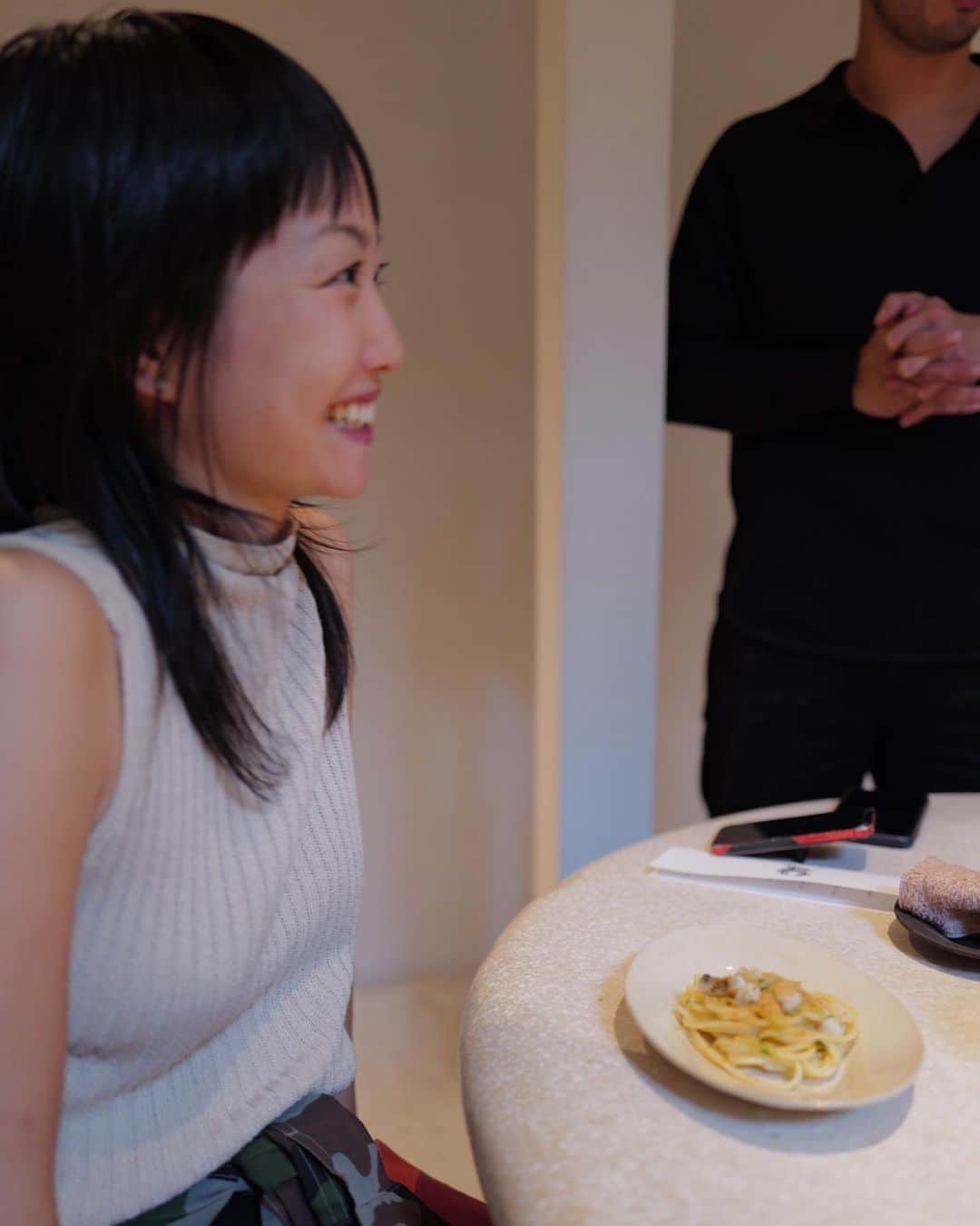 eriさんのインスタグラム写真 - (eriInstagram)「昨日はフランスからペルノ @pernodricard のみなさんが 来日していてAC HOUSEを貸し切ってのランチタイムでした🍽️ 今の日本の気候危機への認識、デモやマーチをする意味、 日本人の消費意識や、人権意識、政治への関心度や、 これからの社会の在り方、、 みなさんからの熱い質問が止まらなくて、 とても、、燃えました。 (席について2秒で質問が始まる感じ、 すごいこれ懐かしい感覚だな笑🇫🇷となった。)  答えて、ディスカッションして、 聞いて、答えてを繰り返していくと とても救われた気持ちになった。  気候変動に関わる人たちとする会話だと普通だけど Climate justice (気候正義)という言葉が 当たり前に出てきたり 気候変動を捉える視点が多角的で、 気候危機への関心度やリテラシーがもう全然桁が違う… と感動したから  終盤に 『じゃあeri的にこのままいくと どういう結末が待ってると思う？』 と訊かれて 久しぶりこの質問を自分にも問うてみたけど  普通に今のままでは絶対に間に合わないし 地球の平均気温1.5度までに抑えるという パリ協定の目標も守れない けど確かなのは  『私たちがまだ間に合うところにいる』  という事実だけ  それ以外はまだ 確定してないから  だから わたしはまだやる💪  将来自分のこと恥ずかしいって思いたくないから あの時なんで諦めたんだろって 後悔したくないから  美味しいごはん (この日はペスカタリアンで用意してくれていた ありがとうMOMOちゃん😭) 食べて、聡明なみんなとたくさん話してとても元気になった」9月29日 10時24分 - e_r_i_e_r_i