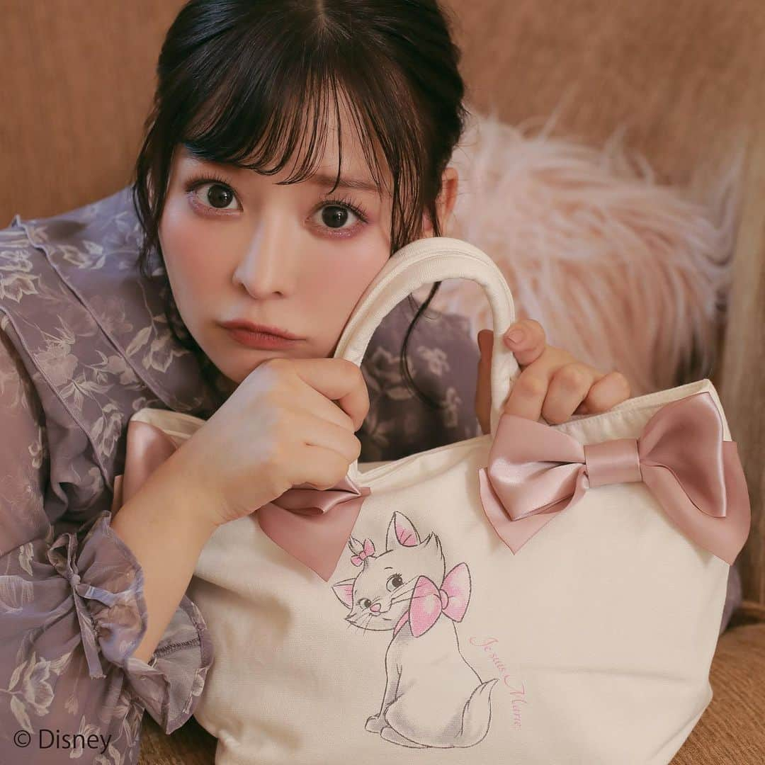 evelynさんのインスタグラム写真 - (evelynInstagram)「♡ Disney Collection ♡  evelynからディズニー限定アイテムが登場! 原宿店限定で販売中です♡  リボントート / マリー ¥6,400(taxin) カラー : OW/PI  ビックリボンがポイントのミニトートバッグ! マチもしっかりあり、サブバッグにもオススメなサイズ感なので様々なシーンでお使いいただけます♡」9月29日 10時23分 - evelyn.official