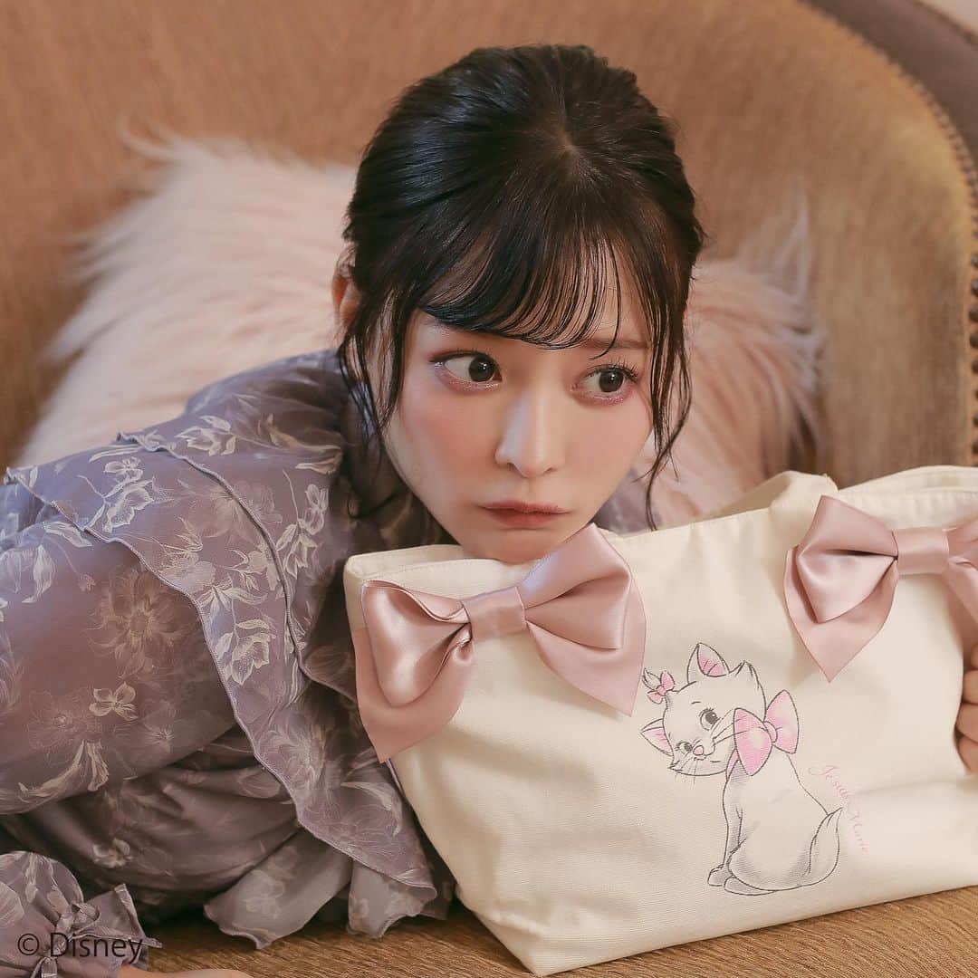 のインスタグラム：「♡ Disney Collection ♡  evelynからディズニー限定アイテムが登場! 原宿店限定で販売中です♡  リボントート / マリー ¥6,400(taxin) カラー : OW/PI  ビックリボンがポイントのミニトートバッグ! マチもしっかりあり、サブバッグにもオススメなサイズ感なので様々なシーンでお使いいただけます♡」