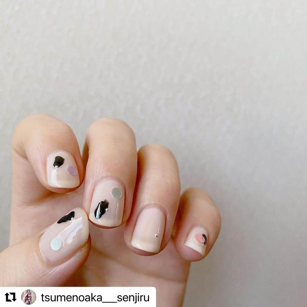 【PLANET NAIL（プラネット ネイル）】公式さんのインスタグラム写真 - (【PLANET NAIL（プラネット ネイル）】公式Instagram)「✰✰✰ ━━━━━━━━━━━━━━━ @tsumenoaka___senjiru さま♡  PLANETNAIL ラメネイル PLB09 未確認の四大元素 を使った大人シンプルネイルデザインのご紹介ありがとうございます👩‍❤️‍💋‍👩✨  ホロのサイズがおっきいので こうして好きなホロを取り出して つけるだけでも可愛く仕上がってしまう🥺🩷🩷🩷  ぜひまねっこしてみてください✨ ╍ ╍ ╍ ╍ ╍ ╍ ╍ ╍ ╍ ╍ ╍ ╍ ╍ ╍ ╍ ╍ ╍  🫧  ごはんですよネイルですよ  @planet.jp  09 #未確認の四大元素   @toonecosmetics  12 Penny Black  @shizukunailpolish  06 シアーホワイト  #ネイル #ショートネイル #シンプルネイル #セルフネイル #セルフネイル部 #ポリッシュネイル #ポリッシュネイル部 #プチプラネイル #プラネットネイル #トーン #しずくネイル #nail #nails #selfnail #polishnails #planetnail #toone #shizukunailpolish #💅」9月29日 10時26分 - planet.jp