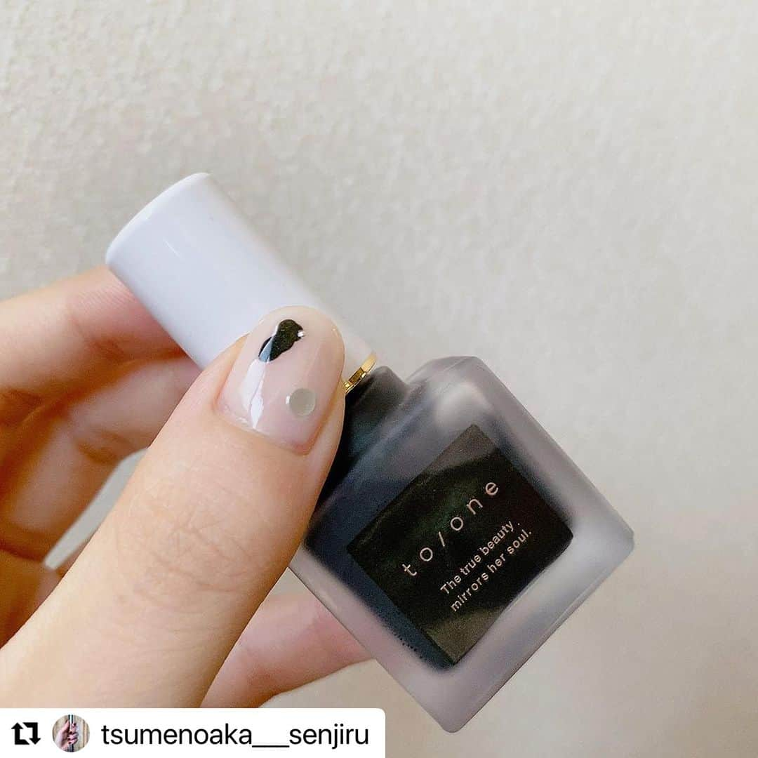 【PLANET NAIL（プラネット ネイル）】公式さんのインスタグラム写真 - (【PLANET NAIL（プラネット ネイル）】公式Instagram)「✰✰✰ ━━━━━━━━━━━━━━━ @tsumenoaka___senjiru さま♡  PLANETNAIL ラメネイル PLB09 未確認の四大元素 を使った大人シンプルネイルデザインのご紹介ありがとうございます👩‍❤️‍💋‍👩✨  ホロのサイズがおっきいので こうして好きなホロを取り出して つけるだけでも可愛く仕上がってしまう🥺🩷🩷🩷  ぜひまねっこしてみてください✨ ╍ ╍ ╍ ╍ ╍ ╍ ╍ ╍ ╍ ╍ ╍ ╍ ╍ ╍ ╍ ╍ ╍  🫧  ごはんですよネイルですよ  @planet.jp  09 #未確認の四大元素   @toonecosmetics  12 Penny Black  @shizukunailpolish  06 シアーホワイト  #ネイル #ショートネイル #シンプルネイル #セルフネイル #セルフネイル部 #ポリッシュネイル #ポリッシュネイル部 #プチプラネイル #プラネットネイル #トーン #しずくネイル #nail #nails #selfnail #polishnails #planetnail #toone #shizukunailpolish #💅」9月29日 10時26分 - planet.jp