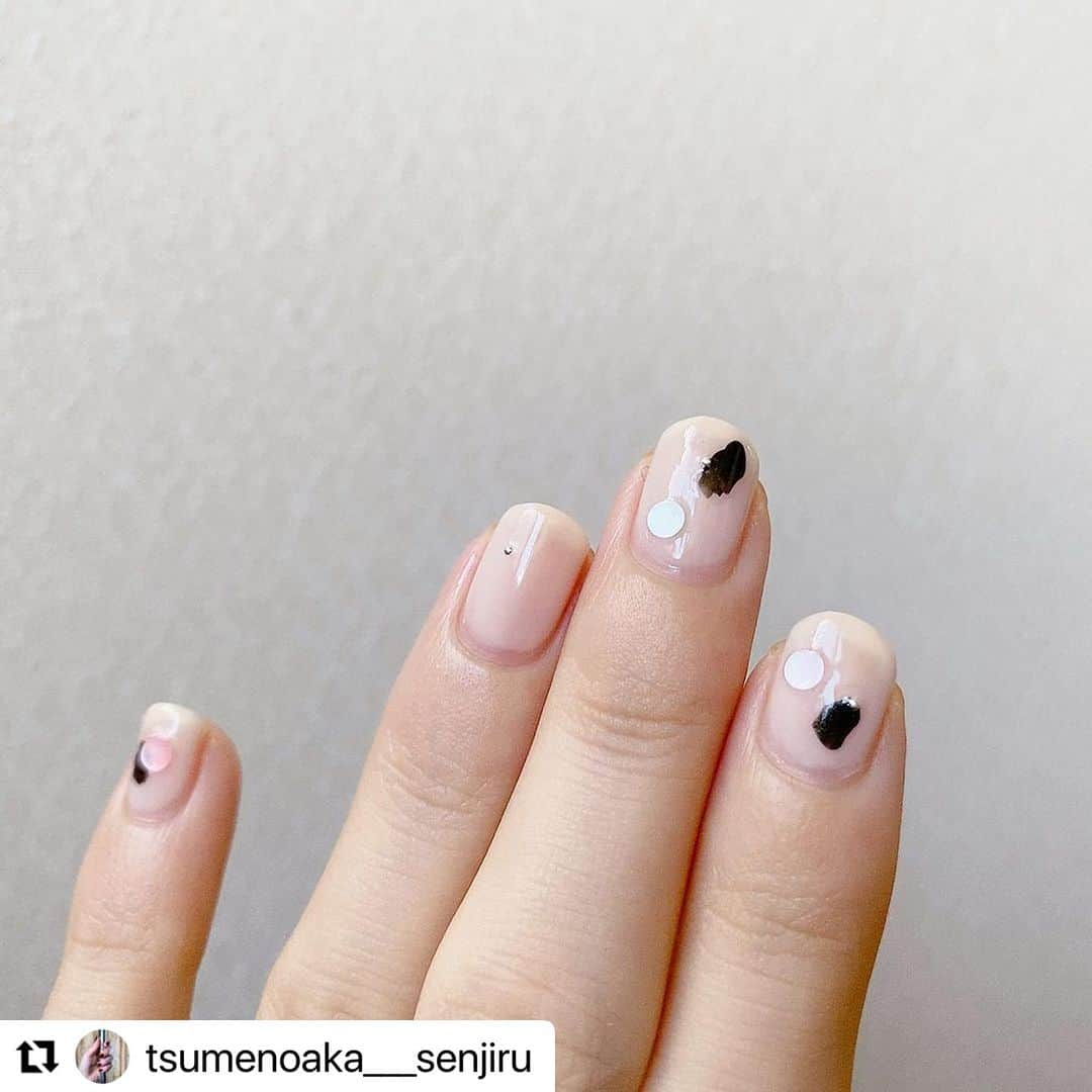 【PLANET NAIL（プラネット ネイル）】公式さんのインスタグラム写真 - (【PLANET NAIL（プラネット ネイル）】公式Instagram)「✰✰✰ ━━━━━━━━━━━━━━━ @tsumenoaka___senjiru さま♡  PLANETNAIL ラメネイル PLB09 未確認の四大元素 を使った大人シンプルネイルデザインのご紹介ありがとうございます👩‍❤️‍💋‍👩✨  ホロのサイズがおっきいので こうして好きなホロを取り出して つけるだけでも可愛く仕上がってしまう🥺🩷🩷🩷  ぜひまねっこしてみてください✨ ╍ ╍ ╍ ╍ ╍ ╍ ╍ ╍ ╍ ╍ ╍ ╍ ╍ ╍ ╍ ╍ ╍  🫧  ごはんですよネイルですよ  @planet.jp  09 #未確認の四大元素   @toonecosmetics  12 Penny Black  @shizukunailpolish  06 シアーホワイト  #ネイル #ショートネイル #シンプルネイル #セルフネイル #セルフネイル部 #ポリッシュネイル #ポリッシュネイル部 #プチプラネイル #プラネットネイル #トーン #しずくネイル #nail #nails #selfnail #polishnails #planetnail #toone #shizukunailpolish #💅」9月29日 10時26分 - planet.jp