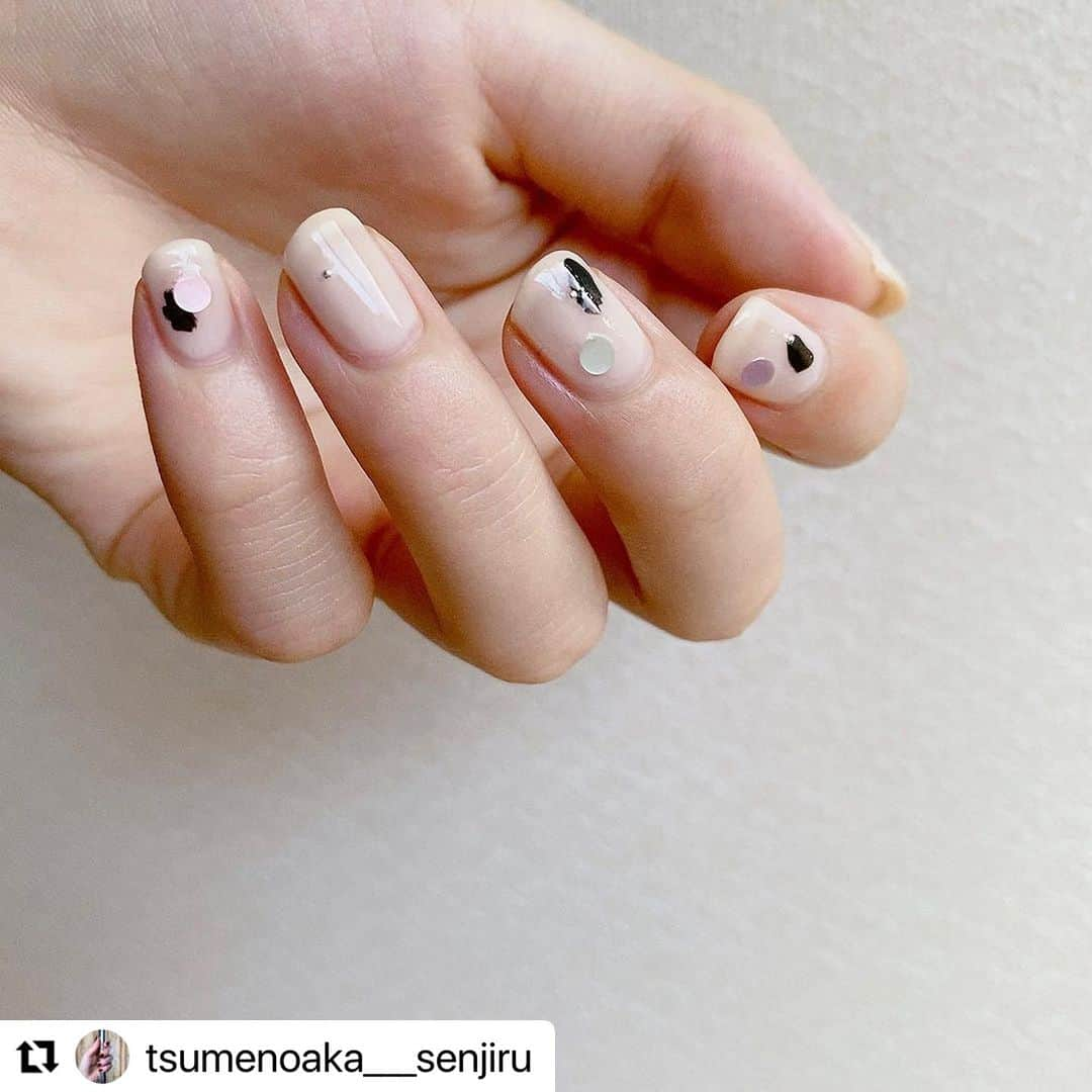 【PLANET NAIL（プラネット ネイル）】公式のインスタグラム：「✰✰✰ ━━━━━━━━━━━━━━━ @tsumenoaka___senjiru さま♡  PLANETNAIL ラメネイル PLB09 未確認の四大元素 を使った大人シンプルネイルデザインのご紹介ありがとうございます👩‍❤️‍💋‍👩✨  ホロのサイズがおっきいので こうして好きなホロを取り出して つけるだけでも可愛く仕上がってしまう🥺🩷🩷🩷  ぜひまねっこしてみてください✨ ╍ ╍ ╍ ╍ ╍ ╍ ╍ ╍ ╍ ╍ ╍ ╍ ╍ ╍ ╍ ╍ ╍  🫧  ごはんですよネイルですよ  @planet.jp  09 #未確認の四大元素   @toonecosmetics  12 Penny Black  @shizukunailpolish  06 シアーホワイト  #ネイル #ショートネイル #シンプルネイル #セルフネイル #セルフネイル部 #ポリッシュネイル #ポリッシュネイル部 #プチプラネイル #プラネットネイル #トーン #しずくネイル #nail #nails #selfnail #polishnails #planetnail #toone #shizukunailpolish #💅」