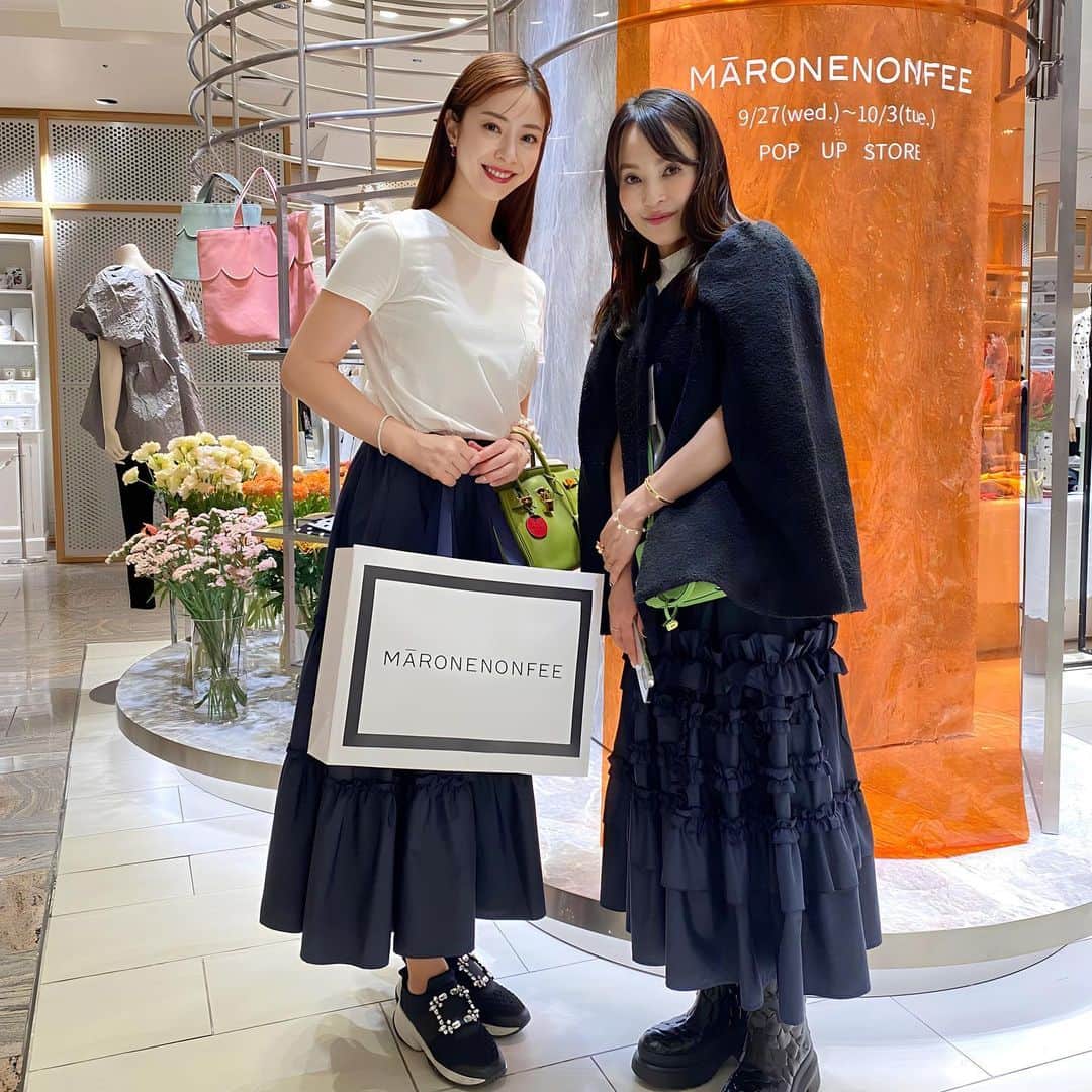 白田久子のインスタグラム：「🛍🛒𓈒𓂂𓏸 新宿伊勢丹のポップアップに行ってきたよ🤍 @maronenonfee  会いたかったくみこさんにも会えて嬉しかったです😊 お洋服もbagも本当に可愛くて飛行機の時間が迫る中💦嵐のように選び帰りました(笑) また近々コーディネート載せますね🤍 10/3までの期間限定ショップです✔ #マーロンエノンフィ #新宿伊勢丹 #ポップアップ #高知子育て #年子ママ」