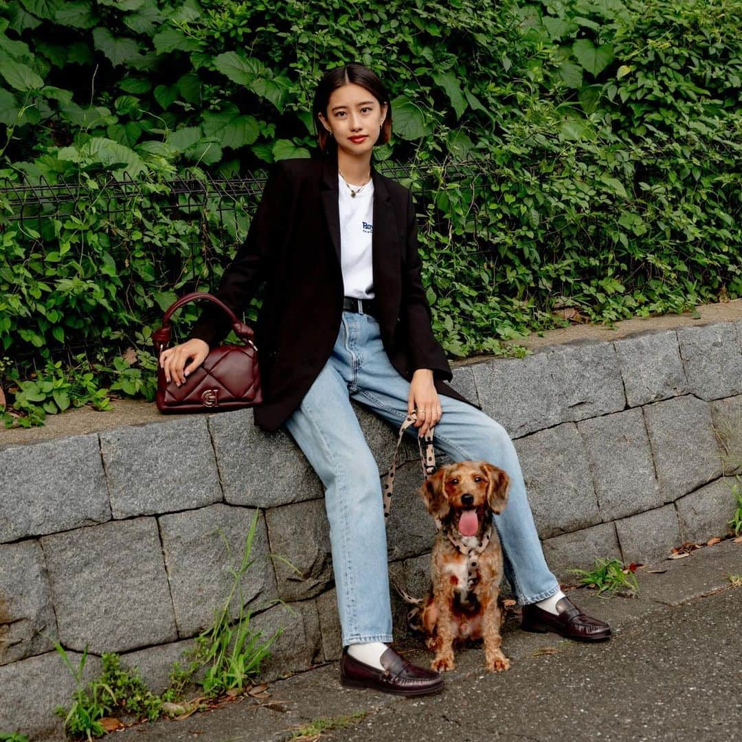 COLE HAAN JAPANのインスタグラム：「. モデルに加え、フォトグラファーとしても 活躍中の中田みのりさん。  被写体としても、撮影する側にまわっても、 自然体な表現が持ち味の彼女が選んだアイテムは、 クラシックな装いのペニーローファーと 人気のキルテッドショルダーバッグ。  今季のトレンドとして外せないローファーも 光沢のある深みのあるボルドーをセレクトすると スタイリングのアクセントに。  スマートな見た目でも、 足裏を快適に保つ優れたアーチサポートと クッション性、グリップ力を発揮する ラバーソールを採用することで デイリー使いの強い味方に。  同色のバッグを合わせると コーディネイトも纏まりやすく、 エレガントな雰囲気に。  👞 ラックス ピンチ ペニー スリッポン ローファー ￥35,200-  👜 キルテッド ショルダー バッグ ￥40,700-  @minori_nakada &  @hachi_poogle  #ColeHaan #コールハーン #中田みのり #2023FW #秋ファッション #秋冬ファッション #2023秋トレンド #ペニーローファー #キルトバッグ #ショルダーバッグ」