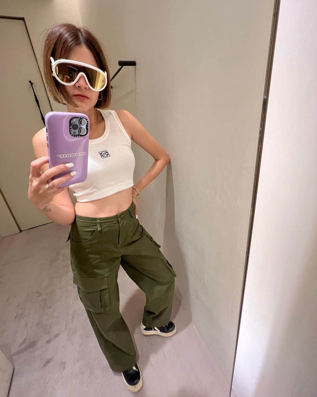 マギー・ラースリー・バーレンシエガーのインスタグラム：「Mirror selfies for life😂」