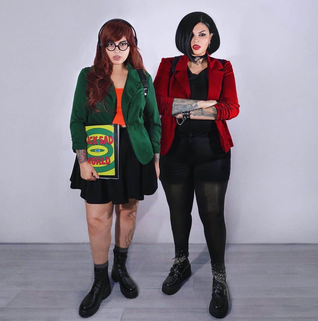 ヤスミナ・ダニエルのインスタグラム：「“ la la la la la. This is my stop. Got to get off “🎵 Daria and Jane Cosplay 🖤」