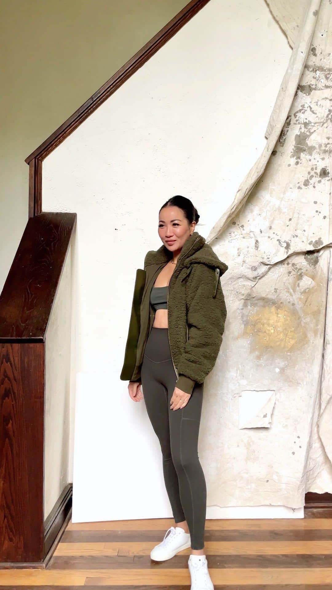 ウェンディー・グエンのインスタグラム：「KINSLEY Jackets Fall Colors 🍂🍁 So excited to share this with you! Our bestseller @popflex_active @blogilates x @wendyslookbook Kinsley jackets are back in a gorgeous forest green, blue gray, teddy brown and jet black! Perfect for fall, winter and beyond 🍂🍁 If you’d like a close up look of the jackets, comment ‘LINK’ and I’ll DM you links to all of the colors 🧵🌳🧸🖤」