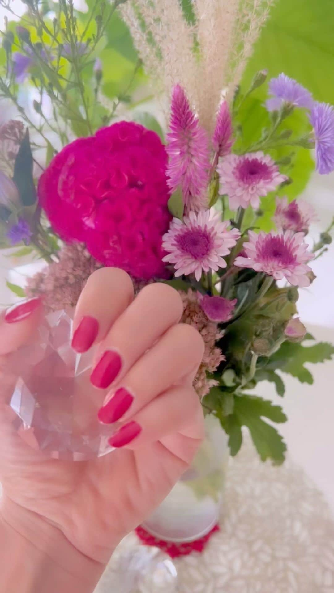 吉田玲奈のインスタグラム：「💅 久しぶりに赤ネイル❤︎ マニュキアタイプのジェル 100均で〜す🥰簡単だよ❤️ #200円で完成  #ジェルネイル #マニュキアタイプ #100均 #トップとベースは一緒 #ジェルネイル #ジェルネイリスト上級取得  #日本ネイリスト協会 #これで十分満足  #赤ネイル #週末の楽しみ #水仕事はゴム手袋必須 #UVライト捨てなくて良かった #自分でできるのは楽 #秋の花 #秋の花を愛でる  #Flower #花が好き #reinagarden🌸」