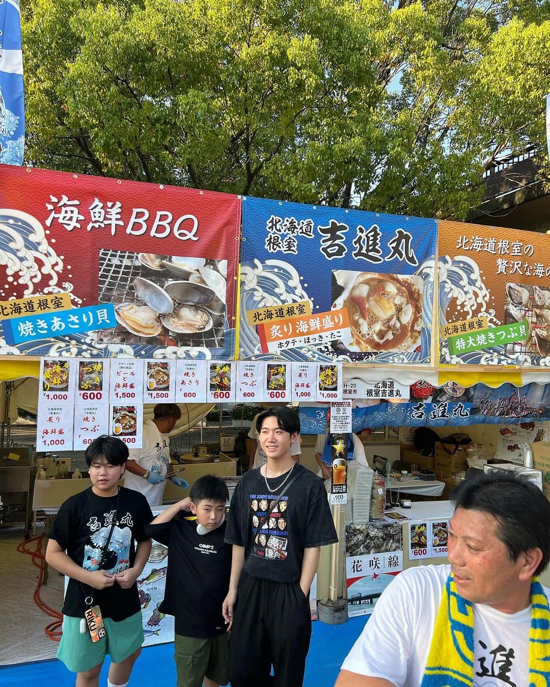 のインスタグラム：「日本統一の北海道編でお世話になった漁師さんが代々木公園の北海道フェアーに来てたので遊びに行ってきた やっぱり北海道の魚介は美味いわ〜😊」