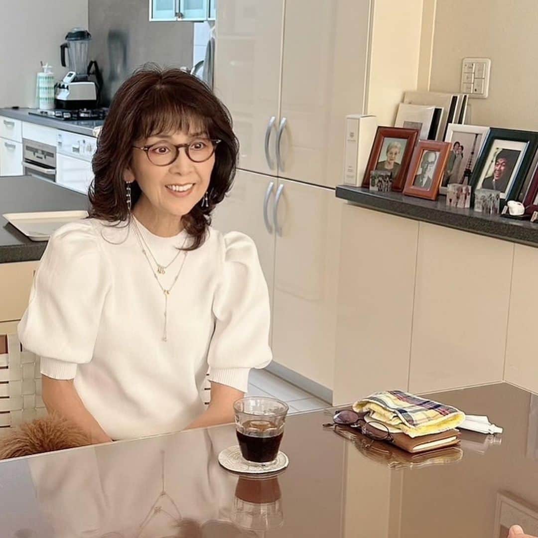 柏木由紀子のインスタグラム：「昨日も取材が一件。 本の出版以来、様々なご依頼いただき有り難く思っています😊第二弾もご期待ください。  金曜日 すてきな一日を！  　  #柏木由紀子ファッションクローゼット 好評発売中！ #楽天ブックスファッション部門1位獲得 #発売前重版 #坂本九音楽事務所 #坂本九 #坂本九柏木由紀子 #シニアファッション #シニア世代のファッション番長 #75歳 #70代コーディネート #60代コーディネート #50代コーディネート #柏木マダム #カシワギマダム #由紀子巻き #60代ヘアスタイル」