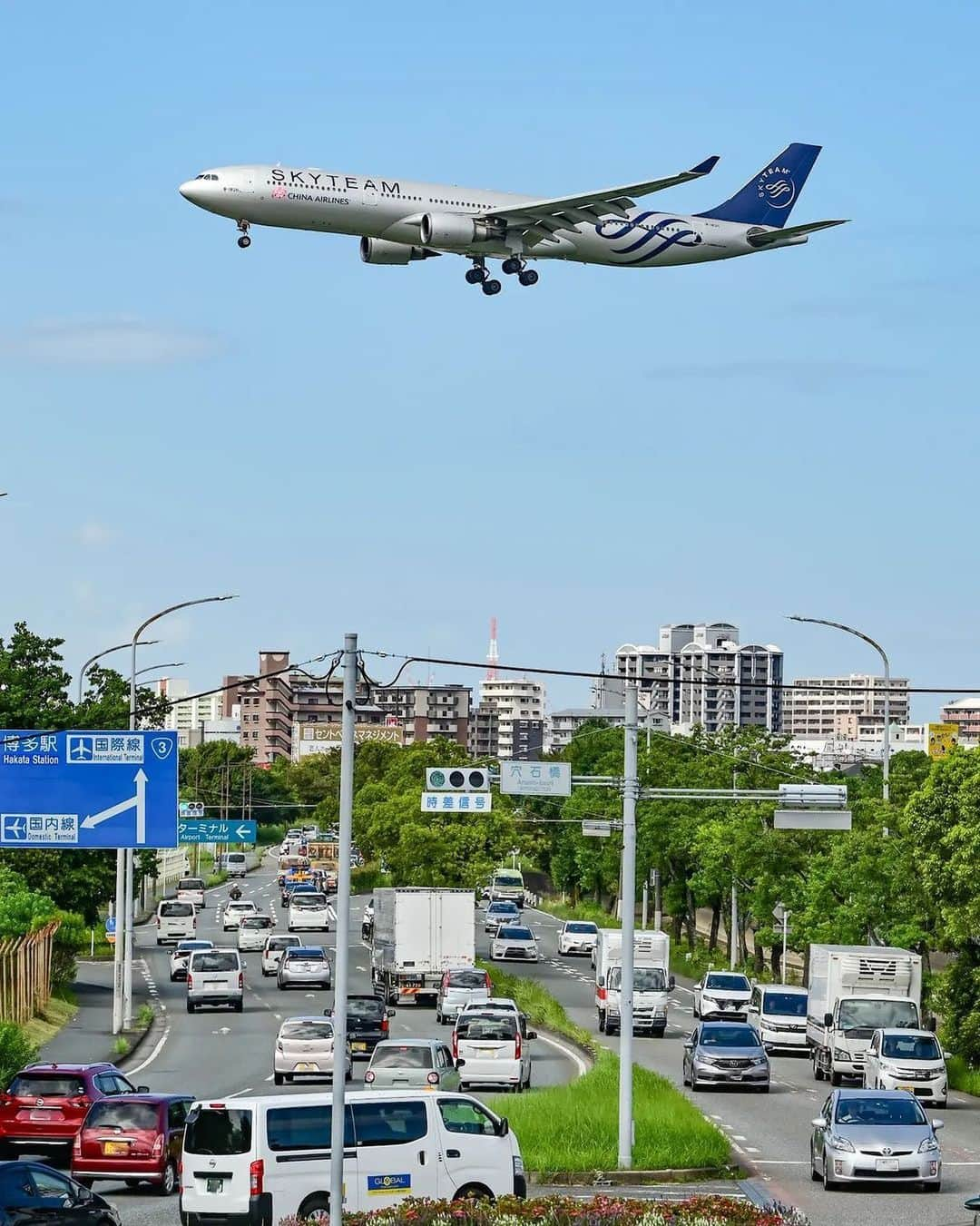 福岡市さんのインスタグラム写真 - (福岡市Instagram)「＜fukuokapics9月：福岡の街並みと飛行機＞  さすが日本で一番、市街地から空港までが近い街・福岡！日常の中で、こんな間近で飛行機が見られるとワクワクしますね✈️ 急に涼しくなった秋空を見上げた時に特別塗装機に出会えると、何か良いことがあるような気がして、ちょっぴりうれしい気分になります😊  Don't you get the feeling that something good will happen when you encounter a Special Livery aircraft? ✈️ Fukuoka City is the closest city to the airport in Japan, so you can see the planes up close on a daily basis. The combination of the crisp autumn sky and airplanes is quite delightful.  photo by @aviationlover_calendar location：福岡空港 ・ hashtag : #fukuokapics follow : @fukuoka_official ・ #福岡 #博多 #福岡市 #天神 #福岡空港 #飛行機 #fukuoka #hakata #airport #tenjin」9月29日 10時51分 - fukuoka_official