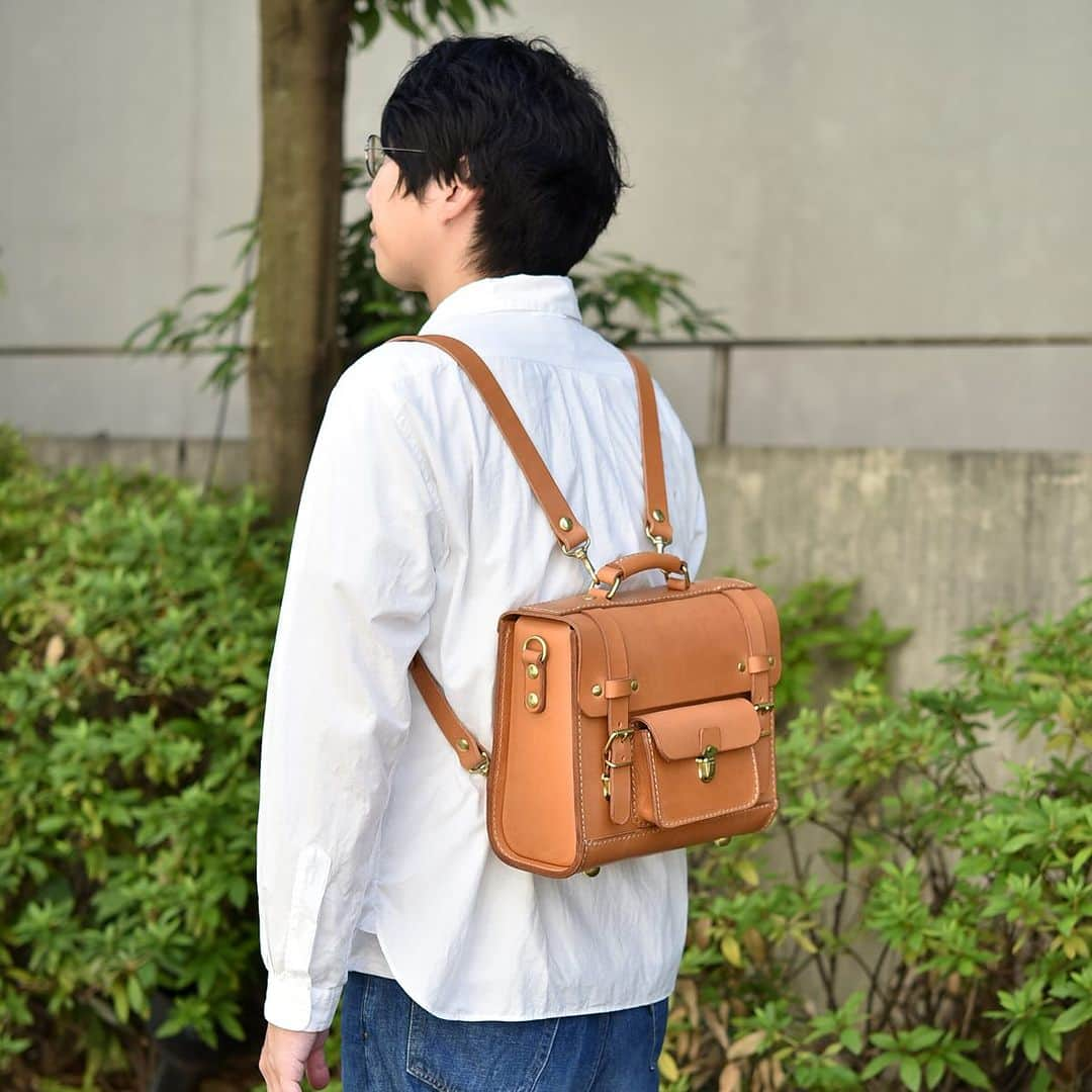 HERZ ヘルツさんのインスタグラム写真 - (HERZ ヘルツInstagram)「@herz_bag　【新作】カルテラミニ3wayバッグ(BC-5) ------------------------------------------------ ⁡ ヘルツから新作 #3wayバッグ 登場のお知らせです。 ⁡ 遠くから見ても”ヘルツの鞄”と分かる見た目。 既存のテイストを随所に盛り込んだミニ3wayバッグ。 ロングセラーの2wayビジネスバッグ(BC-16)を小さくして、どんなシーンでも気兼ねなく使える3wayバッグに仕上げました。 ⁡ メンズ・レディース年代問わず、幅広い用途が期待できます。 ⁡ ヘルツ各店（Organを除く）で販売を開始いたします。 商品の詳細は商品タグもしくは @herz_bag プロフィールページのURLからご覧いただけます。 ⁡ ------------------------------------------------ ⁡ #カルテラミニ3wayバッグ / #レザーバッグ / #ミニバッグ / #革 / #レザー / #革製品 / #革鞄 / #革小物 / #革雑貨 / #革職人 / #作り手 / #ヘルツ / #ヘルツバッグ / #herz / #herzbag / #leather / #leatherbag」9月29日 10時52分 - herz_bag