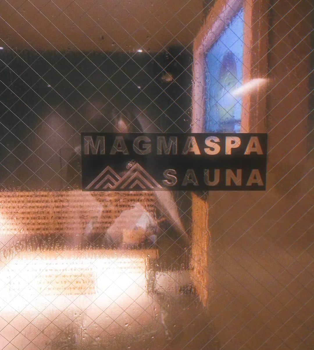 寒川綾奈さんのインスタグラム写真 - (寒川綾奈Instagram)「@loca.nagoya_sauna に行ってきました😌 名古屋店は先月OPENしたばかりなんやけど、LOCAの店舗の中で最大らしくめちゃめちゃ広くてびっくり！ 東京やと中々予約取れないけど名古屋店は部屋数多いから予約取れる可能性あがりそう🤭  しかも、名古屋は条例が厳しくて、男女一緒に貸し切りできるのはここだけなんだって✨ ４人部屋多いから友達と貸し切り出来るのいいよね🙌  やっぱりLOCAの雰囲気最高にラグジュアリーで好きだし、 マグマ式サウナも身体の深部からあったまるから湯冷め知らずで最高時間でした❤️  #ロカザクラス名古屋 #サウナ #saunatime #サウナ女子」9月29日 10時54分 - sogawaayana