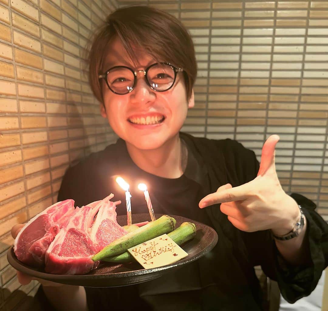 中村悠一のインスタグラム：「おたおめ  #内田雄馬 #誕生日おめでとう #肉美味しかったな」