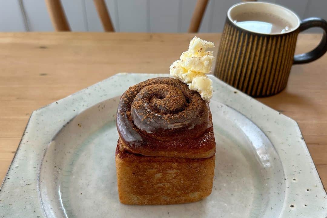 ナッセ福岡 編集部 (旧めさーじゅ) のインスタグラム：「. \ ときめく /　 パンとスイーツ巡り7選 ~天神編~をご紹介🎶  ラムレーズンやきな粉など種類豊富なシナモンロールが大人気！🥰  自家製の天然酵母を使用しており、時間をかけてゆっくりと低温発酵させることで、他とは違うずっしりとしたシナモンロールに仕上げているそう。店内には、プレーンや季節限定など、6～7種類のシナモンロールが並ぶ！他にも、季節の果物を使用した焼き菓子などが楽しめる♪1度食べるとお虜になるシナモンロールをぜひ✨  詳細は、プロフィールのリンクをチェック😉❣️  【店舗情報】 五月のシマ 092-716-7887 住／中央区警固2-15-15 営／11:00～17:00　※日曜のみ16:00閉店 休／火曜・水曜 決算方法／現金・QR テイクアウト／あり 予算／280円〜  #福岡グルメ #天神グルメ #警固グルメ #福岡カフェ #天神カフェ #警固カフェ #シナモンロール #ビーガンパイ #fukuoka #fukuokagourmet #fukuokafood #五月のシマ」