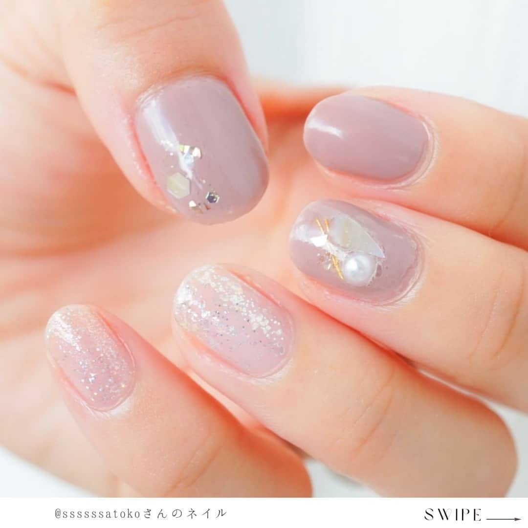 NAIL HOLICさんのインスタグラム写真 - (NAIL HOLICInstagram)「みんなが”オフィスネイル”でよく使うカラーは何ですか？ コメントで教えてね️🙌🏻 ⁡ 今回は、日常的に使いやすい グレージュのカラーをベースにした 【大人可愛いオフィスネイル】をご紹介👩‍💻📝 ́͏̖- ⁡ ˳◌* ┈ ┈ ┈ ┈ ┈ ┈ *◌˳ NAILHOLIC公式アンバサダー @ssssssatoko さん のコメントはこちら↓↓ ⁡ グレージュで控えめだけど、 ラメでキラキラにして夏らしさを入れたネイル💅 ⁡ 中指はシェルとパールでキラキラかわいく🫶 ⁡ @ssssssatoko さん 大人の女性らしさが引き立つ素敵なデザインありがとうございます💐 ⁡ ◌* ┈ ┈ ┈ ┈ ┈ ┈ *◌˳ 【レビュー投稿募集中💅】 @nailholic_kose をタグ付けして投稿してくださいね♪ ◌* ┈ ┈ ┈ ┈ ┈ ┈ *◌˳ #だれでもネイル #NAILHOLIC #nailholic_kose #ネイルホリック #kose #コーセー  #お仕事ネイル #グレージュネイル #OLネイル  #秋ネイルデザイン  #ワンカラーネイル #キレイめネイル #プチプラネイル #セルフネイル派 #セルフネイル初心者 #セルフネイルデザイン #おうちネイル #ポリッシュネイル #ポリッシュ #マニキュア #ネイルカラー #簡単ネイル #おすすめネイル #ナチュラルネイル #カジュアルネイル」9月29日 17時00分 - nailholic_kose