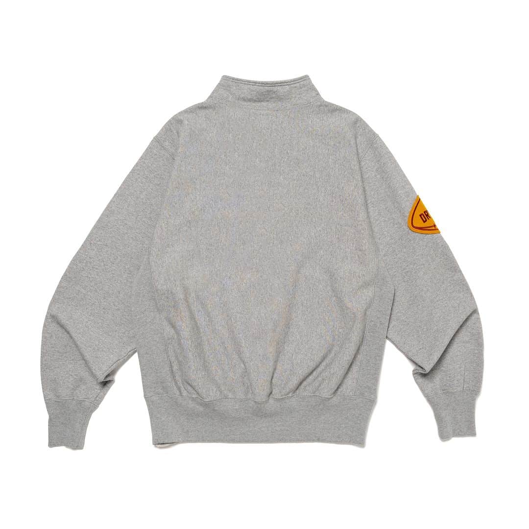 HUMAN MADEさんのインスタグラム写真 - (HUMAN MADEInstagram)「"STAND COLLAR SWEATSHIRT" is available at 30th September 11:00am (JST) at Human Made stores mentioned below.  9月30日AM11時より、"STAND COLLAR SWEATSHIRT” が HUMAN MADE のオンラインストア並びに下記の直営店舗にて発売となります。  [取り扱い直営店舗 - Available at these Human Made stores] ■ HUMAN MADE ONLINE STORE ■ HUMAN MADE OFFLINE STORE ■ HUMAN MADE HARAJUKU ■ HUMAN MADE SHIBUYA PARCO ■ HUMAN MADE 1928 ■ HUMAN MADE SHINSAIBASHI PARCO ■ HUMAN MADE SAPPORO  *在庫状況は各店舗までお問い合わせください。 *Please contact each store for stock status.  スタンドカラーのスウェットシャツ。裏毛がグレーはバーガンディ、ネイビーはイエローの配色になっています。フロントはひび割れプリントで表現され、袖に付いたラグビーボール型のワッペンが特徴です。  Stand collar sweatshirt. The gray option features burgundy fleece lining, while navy comes with yellow fleece lining. The design includes a cracked print on the front and a rugby ball-shaped patch on the sleeve.」9月29日 11時10分 - humanmade