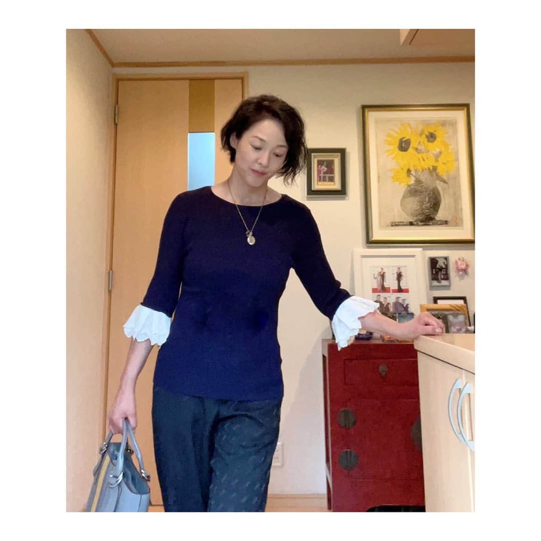 のインスタグラム：「ストレートヘアに飽きちゃって、25年ぶりにパーマ＂寝ぐせ風＂  前下がりボブはそのまま。  自分の手がなれるまで鏡と向き合う時間が長くなりそう🤭  白髪が増えてきて嬉しい🎶  #寝ぐせ風パーマ  #白髪は天然のハイライト  #黒沢あすか」