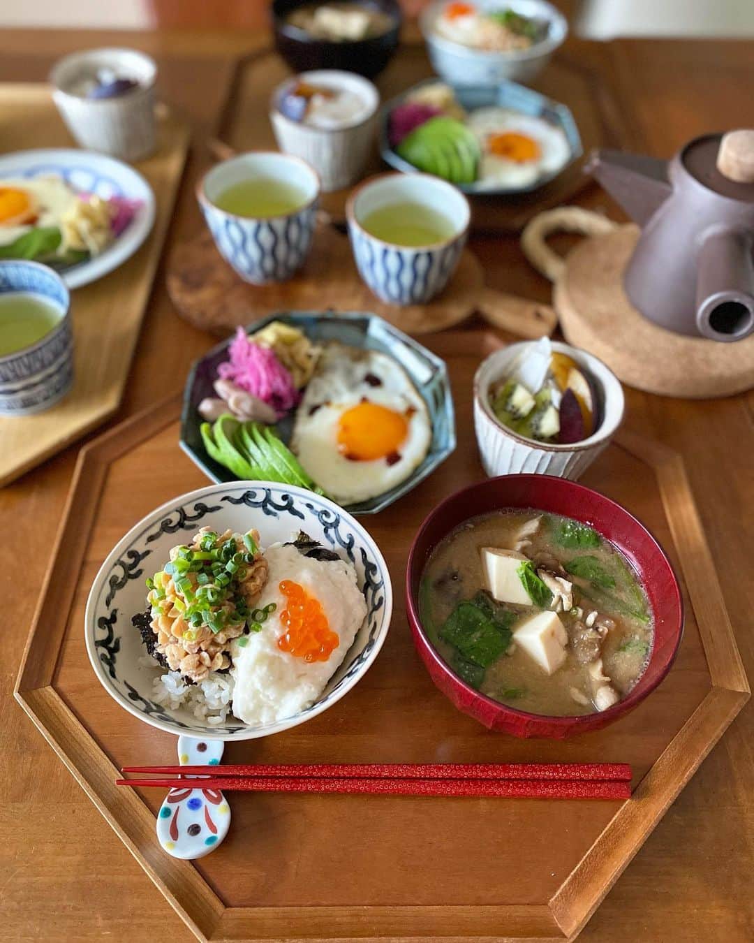 kokochiyoiさんのインスタグラム写真 - (kokochiyoiInstagram)「2023/09/28 木曜日の朝ごはん。  ・ひきわり納豆と 　とろろに塩いくらのハーフごはん ・ほうれん草と黒舞茸、お豆腐の 　酒粕ねり胡麻味噌汁  ・目玉焼き🍳 ・アボカド🥑 ・再びの、塩茹で#生落花生🥜 ・いつもの、紫キャベツのマリネ ・豆もやしのナムル  ・豆乳グルトにキウイ🥝とプラム ・緑茶🍵  ひきわり納豆は、 大大大のお気に入り、 #あづま食品 の 国産#大きなひきわり 納豆  友人たちにおすすめすると 皆こぞってファンになってくれます😋 おいしいよー🍚🥢💕  今気づいたけど、 今日の朝ごはん豆々しい🫘  ✳︎  しかし暑いー😵 夏が戻ってきたみたい💦  病み上がりの身体に降り注ぐ 太陽光線が痛い🥹  ↓#本日のうつわ(一部) 目玉焼きが乗った八角皿は #水野克俊 さんのもの。 ありそうでない 絶妙なルリの色合いと 絶妙なフチの立ち上がり❤️ 大好きなお皿です🥰  #器好き #和食器好き」9月29日 11時10分 - kokochiyoi
