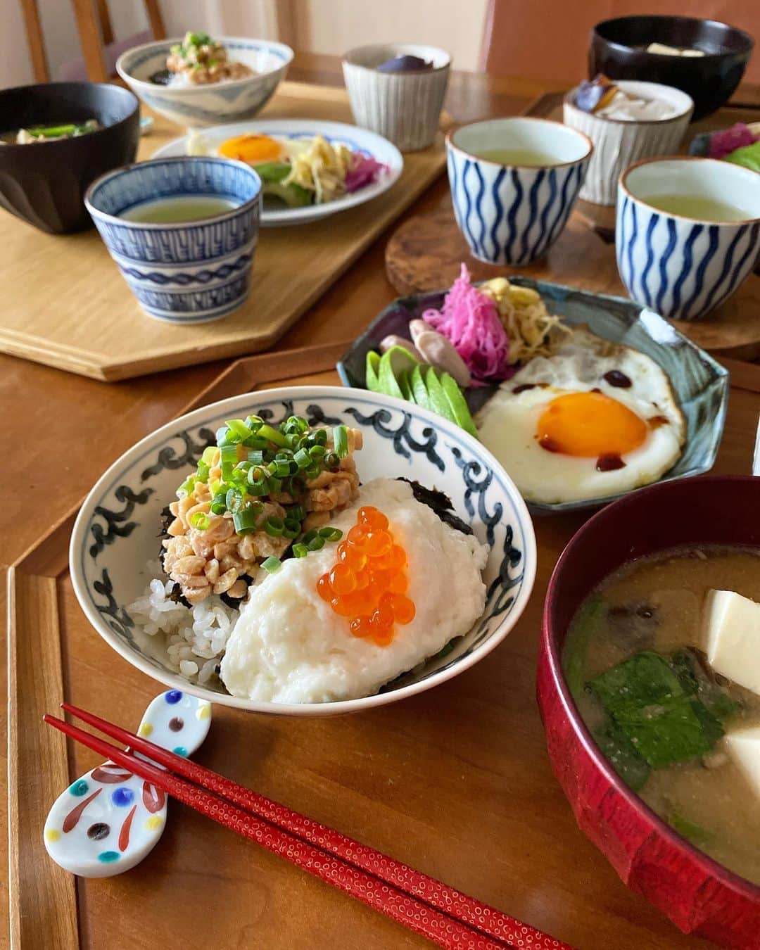 kokochiyoiさんのインスタグラム写真 - (kokochiyoiInstagram)「2023/09/28 木曜日の朝ごはん。  ・ひきわり納豆と 　とろろに塩いくらのハーフごはん ・ほうれん草と黒舞茸、お豆腐の 　酒粕ねり胡麻味噌汁  ・目玉焼き🍳 ・アボカド🥑 ・再びの、塩茹で#生落花生🥜 ・いつもの、紫キャベツのマリネ ・豆もやしのナムル  ・豆乳グルトにキウイ🥝とプラム ・緑茶🍵  ひきわり納豆は、 大大大のお気に入り、 #あづま食品 の 国産#大きなひきわり 納豆  友人たちにおすすめすると 皆こぞってファンになってくれます😋 おいしいよー🍚🥢💕  今気づいたけど、 今日の朝ごはん豆々しい🫘  ✳︎  しかし暑いー😵 夏が戻ってきたみたい💦  病み上がりの身体に降り注ぐ 太陽光線が痛い🥹  ↓#本日のうつわ(一部) 目玉焼きが乗った八角皿は #水野克俊 さんのもの。 ありそうでない 絶妙なルリの色合いと 絶妙なフチの立ち上がり❤️ 大好きなお皿です🥰  #器好き #和食器好き」9月29日 11時10分 - kokochiyoi