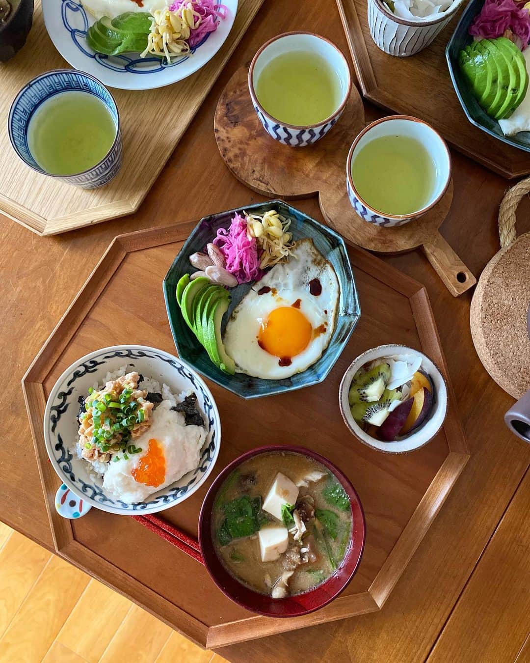 kokochiyoiのインスタグラム：「2023/09/28 木曜日の朝ごはん。  ・ひきわり納豆と 　とろろに塩いくらのハーフごはん ・ほうれん草と黒舞茸、お豆腐の 　酒粕ねり胡麻味噌汁  ・目玉焼き🍳 ・アボカド🥑 ・再びの、塩茹で#生落花生🥜 ・いつもの、紫キャベツのマリネ ・豆もやしのナムル  ・豆乳グルトにキウイ🥝とプラム ・緑茶🍵  ひきわり納豆は、 大大大のお気に入り、 #あづま食品 の 国産#大きなひきわり 納豆  友人たちにおすすめすると 皆こぞってファンになってくれます😋 おいしいよー🍚🥢💕  今気づいたけど、 今日の朝ごはん豆々しい🫘  ✳︎  しかし暑いー😵 夏が戻ってきたみたい💦  病み上がりの身体に降り注ぐ 太陽光線が痛い🥹  ↓#本日のうつわ(一部) 目玉焼きが乗った八角皿は #水野克俊 さんのもの。 ありそうでない 絶妙なルリの色合いと 絶妙なフチの立ち上がり❤️ 大好きなお皿です🥰  #器好き #和食器好き」