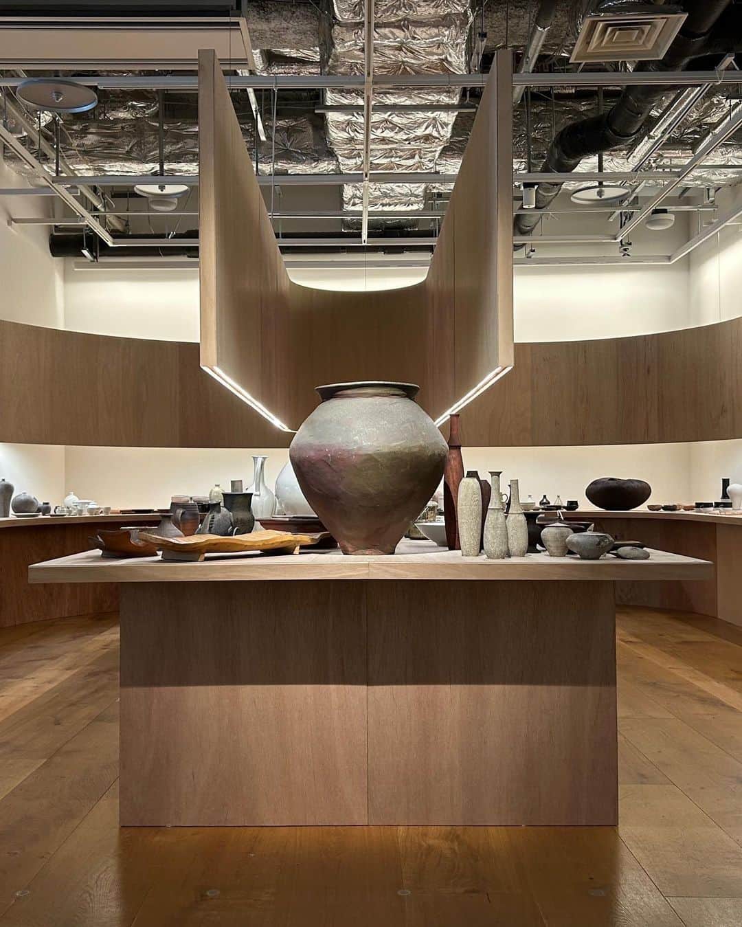 ELLE DECOR JAPANのインスタグラム：「【本日から】総勢104組の作家による作品が集結する「Life in Art JAPAN CRAFT『百工のデザイン』」展が、東京・銀座のATELIER MUJI GINZA（アトリエ ムジ ギンザ）で開催！ 「Life in Art」は、良品計画が主催する日常芸術をテーマにアート（＝文化）を広げるプロジェクト。今年は「クラフト」に着目し、日本各地に広がる工芸にスポットをあてた。 若手作家からベテラン作家まで、数千点が展示される本展を見逃さないで。  「Life in Art JAPAN CRAFT『百工のデザイン』展」 📅2023年9月29日（金）〜10月29日（日） 📍無印良品 銀座 6F ATELIER MUJI GINZA Gallery1・2 （東京都中央区銀座 3-3-5 無印良品 銀座 6F） 🕑11:00〜21:00  #ATELIERMUJIGINZA #百工のデザイン #LifeinArtJAPANCRAFT #JAPANCRAFT #工芸 #無印良品 #開催中 #ニュース #ものづくり」