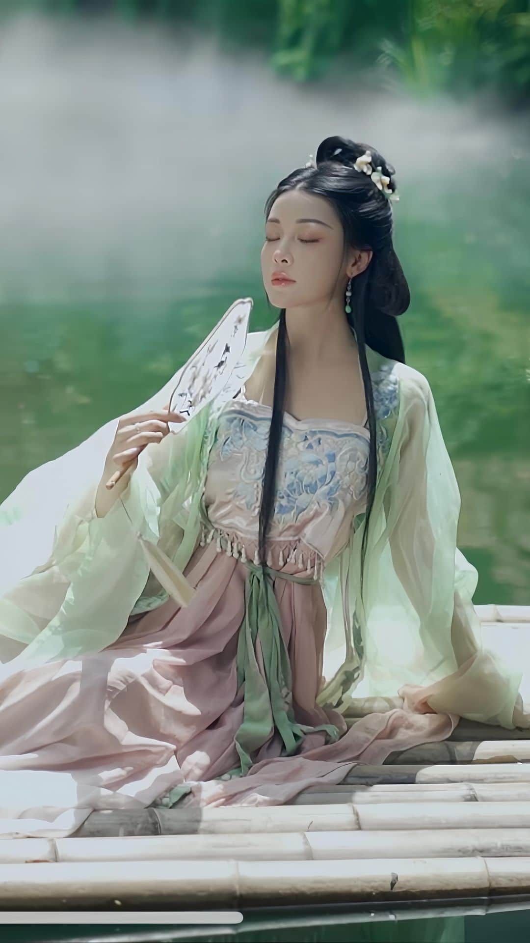Emily Meiのインスタグラム：「A little hanfu video to celebrate the Moon Festival 🌙 Hope you spend time with your loved ones today and eat mooncakes !!! 每逢佳節倍思親! 我祝大家中秋快樂，心想事成 🌙  #midautumnfestival #moonfestival #hanfu」