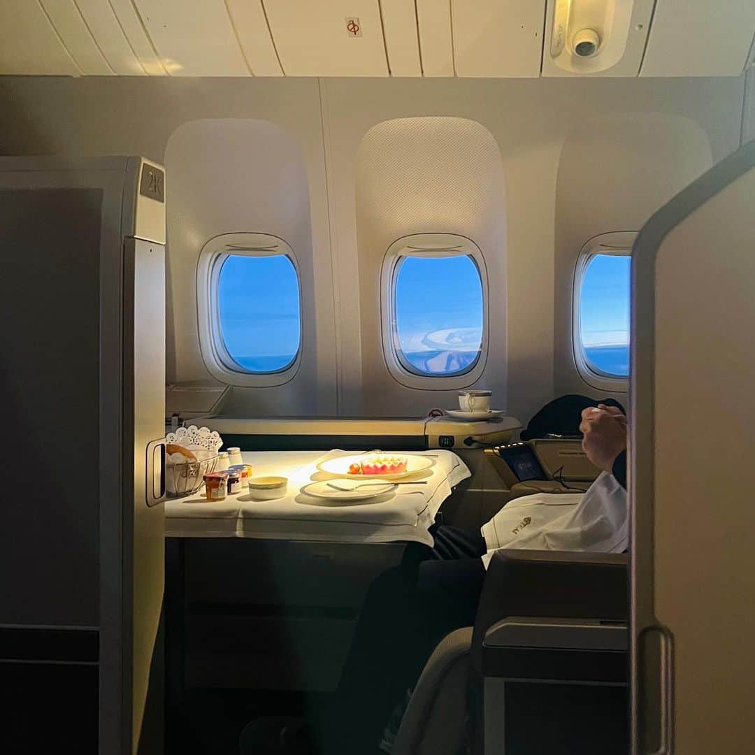 タイ航空のインスタグラム：「Discover true relaxation in the skies with Thai Airways' First Class. Your safety and well-being are our priority, ensuring a comfortable journey every time. 🌤️✈️  Credit - 📸 Umavorn Windsor-Clive #thaiairways #smoothassilk #firstclass #royalfirstclass #TravelWell #tg #seat」