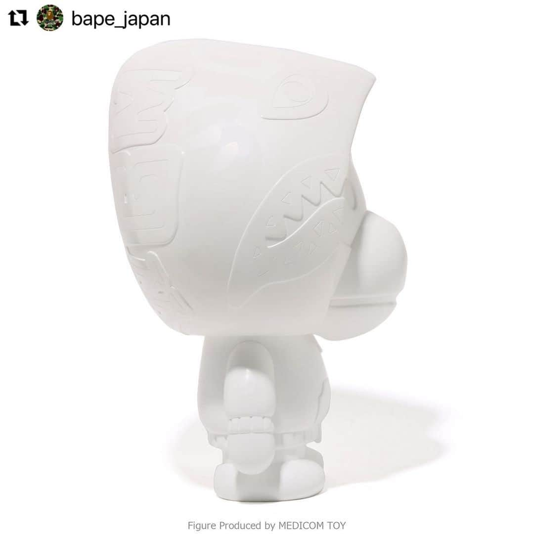 MEDICOM TOYさんのインスタグラム写真 - (MEDICOM TOYInstagram)「#Repost @bape_japan with @use.repost ・・・ BAPE®︎ and MEDICOM TOY have collaborated on many occasions and this time they have come up with a statue of BABY MILO®︎ wearing the Shark Hoodie made by VCD (Vinyl Collectible Dolls). The collaboration statue is finished in a monochromatic white color that blends in easily with any interior.   This highly anticipated item will be available at authorized A BATHING APE® stores and BAPE.COM on Saturday, September 30, 2023  @medicom_toy  #bape #babymilo #medicomtoy」9月29日 11時35分 - medicom_toy