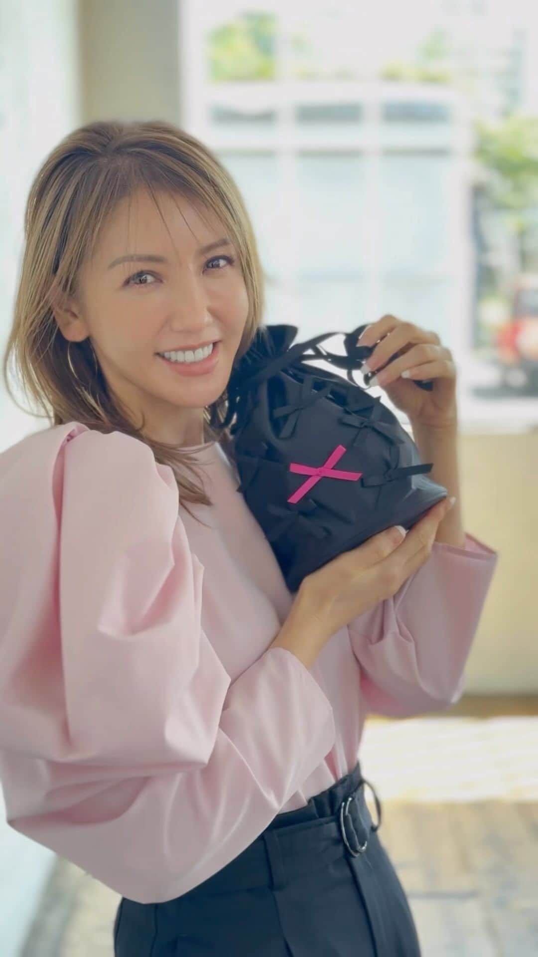 STORY公式のインスタグラム：「【TSURU By MARIKO OIKAWAの 特別付録が欲しい！方はコメントに❤️ください！】 保存しておくとwishリストとして後から見返せます！   モデルの美香さんが、特別付録 「TSURU By MARIKO OIKAWA」ミニバッグの 可愛さを動画で紹介してくださいました♡  4誌合同の、 〝自分をもっと抱きしめようキャンペーン”  STORYでは、 リボンたっぷりの華やかなバッグで 検診への足取りが少しでもHAPPYに！  そんな想いを込めて、MARIKO OIKAWAさんと コラボバッグを作りました。  特別付録つきの増刊号は、 数に限りがございますので、お早めに♡ 　  美香さん着用のピンクブラウスは、 12月号で発売するシークレットトロフィーの新作😍 こちらはまた改めてご紹介しますね🥰 @secrettrophy  #tsurubymarikooikawa #付録 #story11月号 #乳がん検診 #婦人科検診 #自分をもっと抱きしめようキャンペーン」