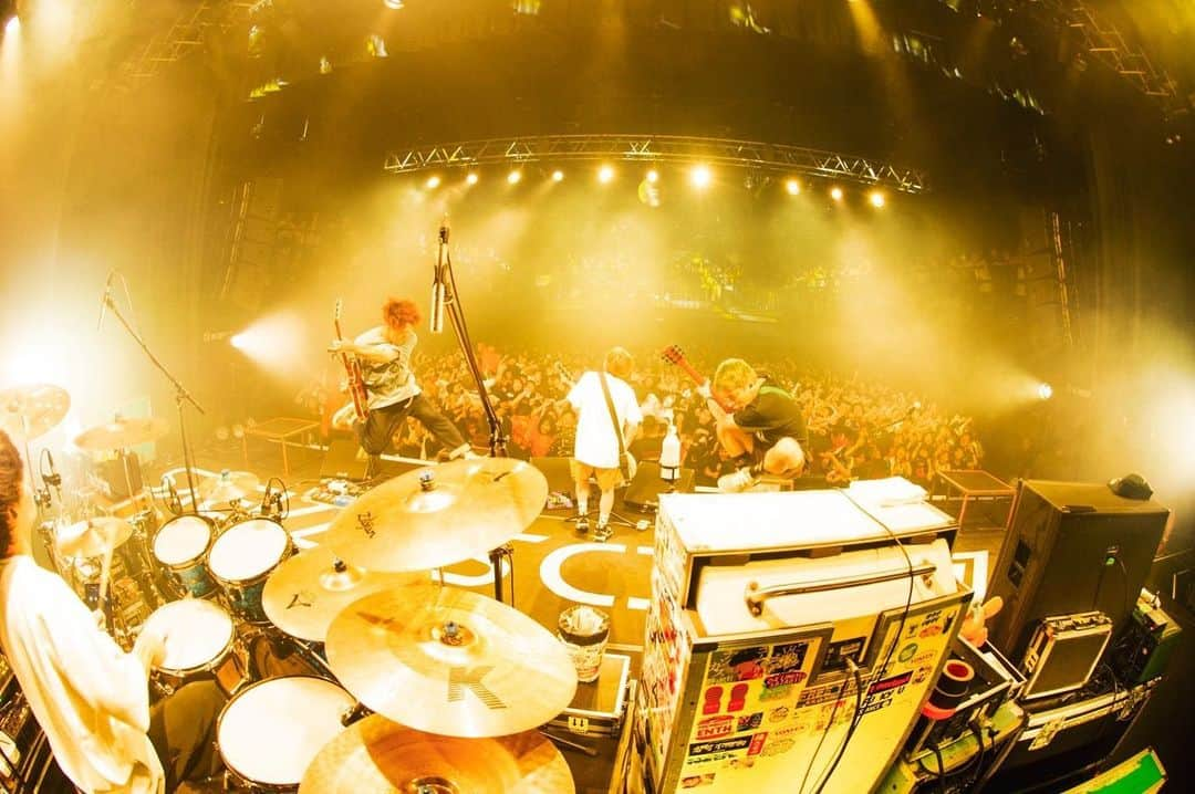 KOUHEIさんのインスタグラム写真 - (KOUHEIInstagram)「2023.09.28  GORILLA HALL OSAKA 『KiU 10TH Anniversary Vol.2』 w/ BRAHMAN 大阪ありがとうございました！ そしてKiU10周年おめでとうございます！ あのキャパでの映像演出ってほぼないからレアだったね！ 普段できない事を実現してくれた中村さんありがとうございました！！  📸 @ninjajon」9月29日 11時39分 - kouhei04ls