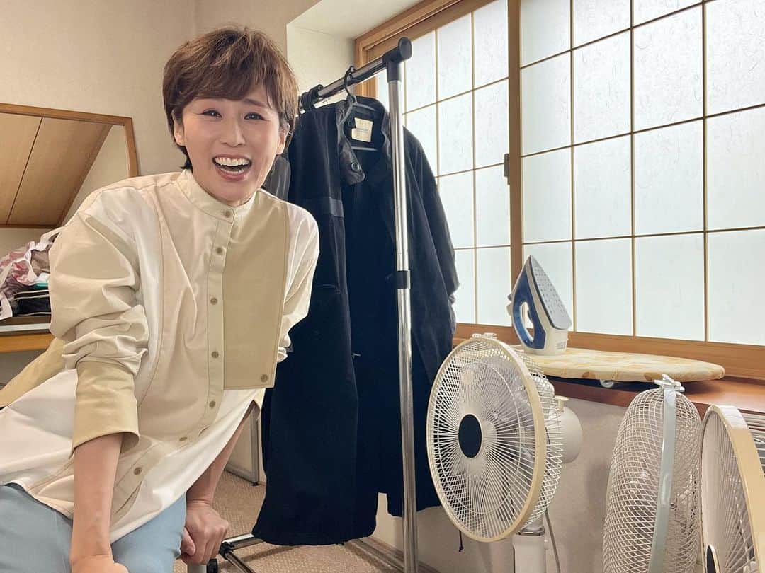 のインスタグラム：「#くつろぎ中  扇風機3台あるよ😳」