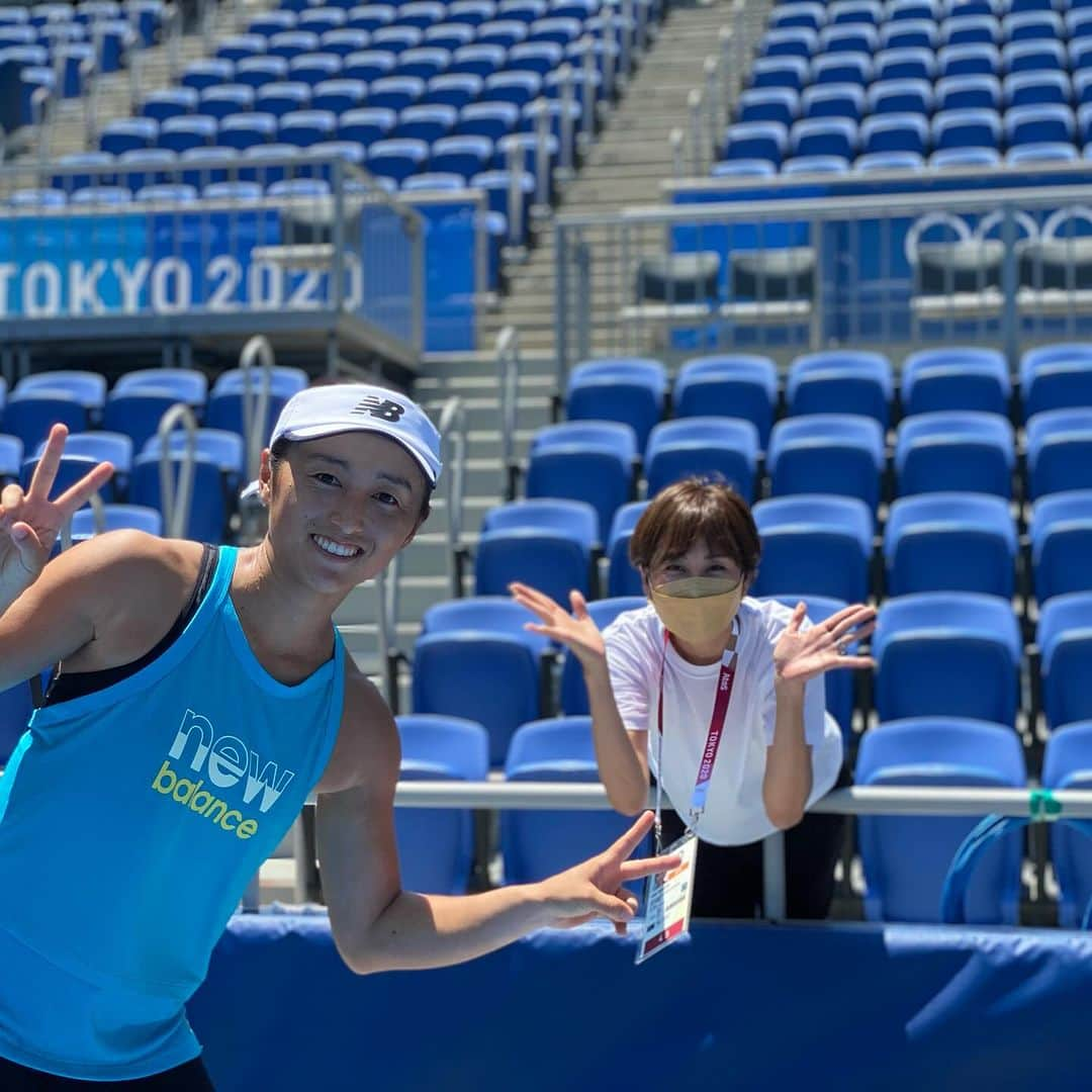 森上亜希子さんのインスタグラム写真 - (森上亜希子Instagram)「美咲ちゃん、本当に本当に現役生活お疲れさまでした！  東レPPOの本戦1回戦も昨日の2回戦も素晴らしいプレーでした。 あんなプレーが出来るならまだまだ見ていたいと心から思いました。 だけど、もう腰が限界だよね。  引退を決めてから過ごす日々は凄く難しいし、よくここまで気持ちを切らさずに頑張ったね！  もう、これからは朝起きて練習の事やトレーニングの事を考えなくてすむね。笑  今まで沢山沢山頑張ってきたぶん、これは少しゆっくりして、また一緒に色々な事をしようね！  プロになった18歳からずっとミキハウスの所属でプレーしてくれて本当にありがとう‼️  心から美咲ちゃんを誇りに思います‼️  #土居美咲 選手 #テニス #tennis #tennisplayer #ミキハウス  #ミキハウス スポーツクラブ」9月29日 11時45分 - akiko_morigami