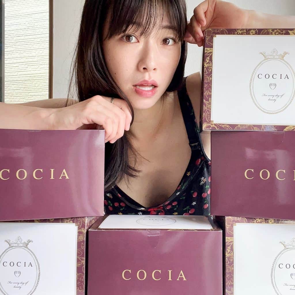 小田飛鳥のインスタグラム：「表参道バストアップサロンCOCIAさんの、美胸プロテインココア味🤎半年チャレンジ始めました！ これまでのコーヒー、抹茶味はホエイプロテインなのですが、ココア味はライスプロテイン！ 少し粉っぽいとの事ですが、水にもサッと溶けるし、少し香ばしい風味が私は好きです☺︎ 一食置き換えで満足感が欲しい時は、牛乳と蜂蜜を入れてデザートドリンクぽくしたり…楽しんでます🎶 ジムで体も鍛えているので、強い味方になってくれてます😽 えいえいおっぱーい✊🏻💓 #バスト #バストアップ #表参道バストアップサロンcocia #bust #bustup #堀口亜紀子 先生 @cocia3」
