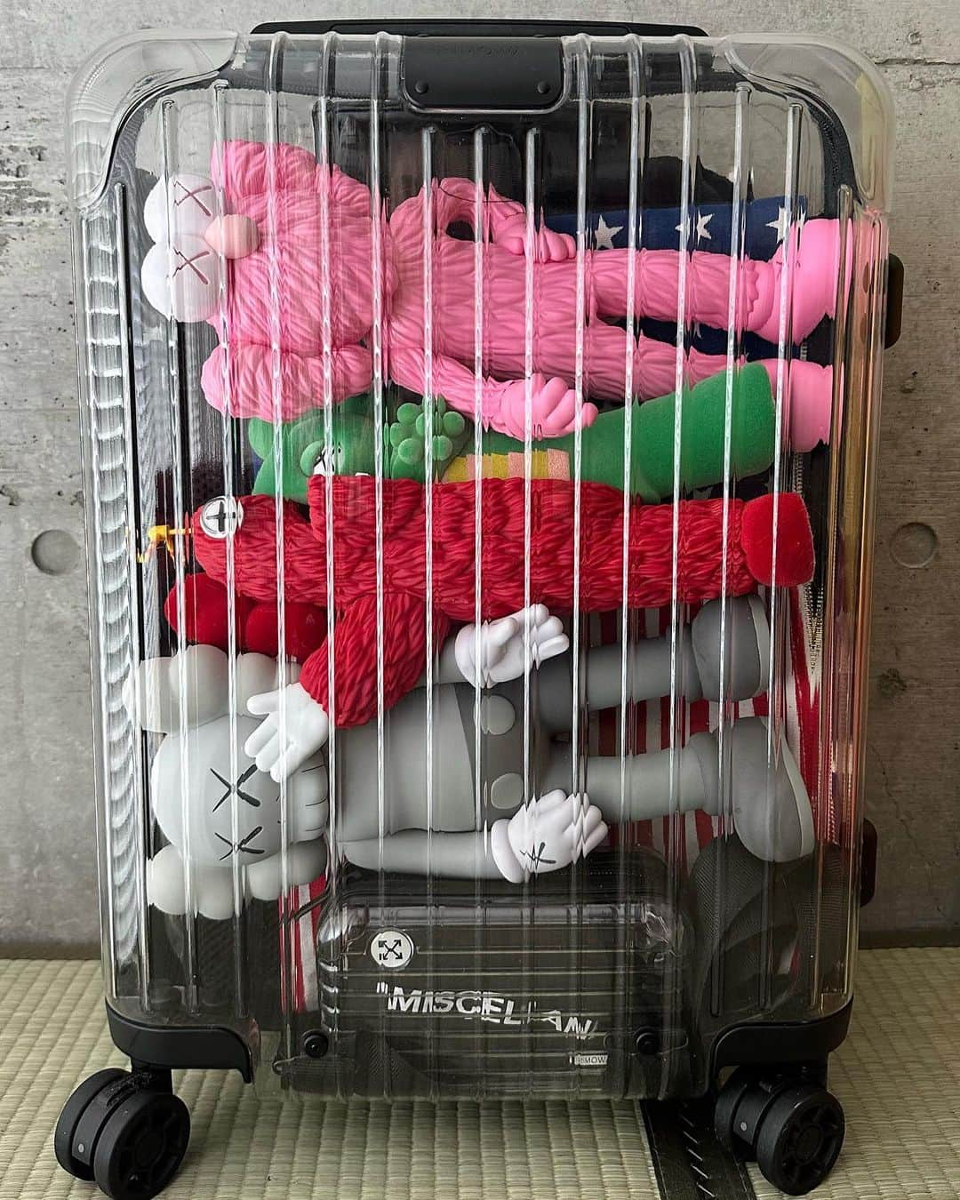 岸本佳子さんのインスタグラム写真 - (岸本佳子Instagram)「Friday mood #丸の内線 #kaws」9月29日 11時51分 - yoshico_kishimoto