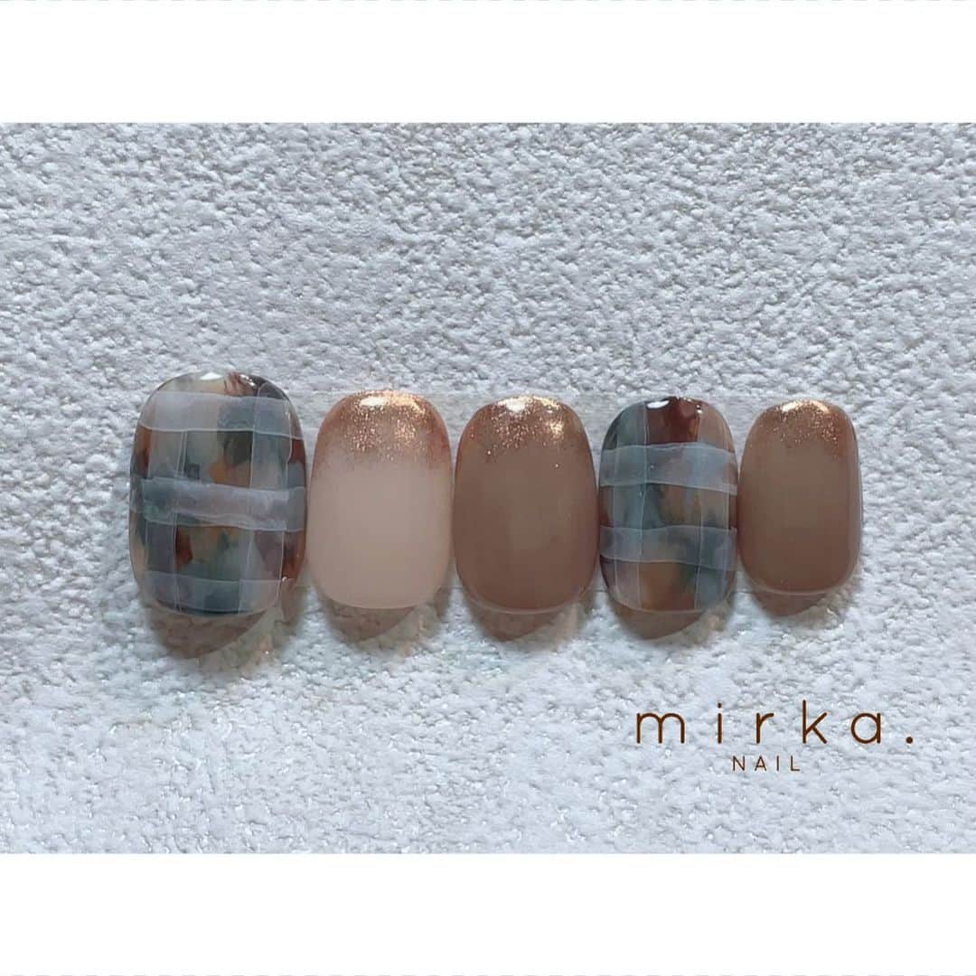 mirka. NAIL(ミルカネイル)のインスタグラム：「⁡ ⁡ new !! ⁡ ⁡ ⁡ #mirkanailsample ………………………………………………………… ⁡ ご予約、お問い合わせは LINE ID⇒ @mirka.nail (@含む)まで。 ⁡ ご新規様はハイライトの「ご案内」と「ご予約方法」を必ずお読みいただいてからご予約くださいますようお願いいたします。 空き状況や詳細はLINEの投稿からご確認ください。 ⁡ ⁡ ⁡ ⁡ #mirkanail#nails#nail#nailart#naildesign #ショートネイル#ネイルアート#ネイルデザイン#ネイル#大人ネイル#シンプルネイル#オフィスネイル#ニュアンスネイル#ナチュラルネイル#カジュアルネイル#ショートネイルデザイン#美甲#秋ネイル#秋ネイル2023 #プライベートサロン#プライベートネイルサロン#東京ネイルサロン#東京ネイル#江東区ネイルサロン#森下#清澄白河 ⁡」