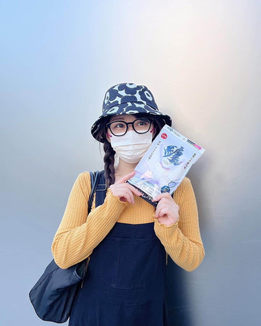 リナフランチェスカさんのインスタグラム写真 - (リナフランチェスカInstagram)「😷♡♡   顔にフィットするからメガネかけても 曇りにくいマスク✌️ ROKIのマスク、性能そのままで通気性が今までより36%アップしたんだって！ 優しい肌ざわりに優しい耳ひも。 淡い色合いもかわいくて、ワインレッドの耳紐もお洒落じゃない？☻   私が着けてるのは、小さめサイズです！      #マスク #マスク女子 #おすすめマスク #花粉 #おすすめ #ROKI #纏 #纏Air #PR  #マスクコーデ #かわいいマスク #コーディネート #心斎橋」9月29日 11時54分 - rinachesca