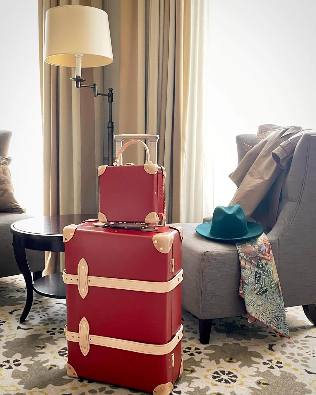 東京ステーションホテルTokyo Station Hotelさんのインスタグラム写真 - (東京ステーションホテルTokyo Station HotelInstagram)「𝔾𝕝𝕠𝕓𝕖-𝕋𝕣𝕠𝕥𝕥𝕖𝕣 英国ラゲッジブランド〈グローブ・トロッター〉とコラボレーションしたホテルオリジナルスーツケース＆ミニトランクが登場！宿泊プランまたはホテル公式オンラインショップでの販売が決定しました！東京駅の赤レンガがモデルの数量限定のレアアイテムです。スーツケース型ミニチュアカードケースのノベルティもかわいい！ ⁡ 詳しくは @tokyostationhotel のプロフィール リンク集をクリック ⁡ Hotel original design suitcases and handbags by Globe-Trotter, the British luggage brand have made a debut! The design is inspired by Tokyo Station’s red-brick’s iconic building. No international shipping, so why don’t you stay with our valuable package and get both bags!? ———————————————————— @tokyostationhotel @forbestravelguide @smallluxuryhotels @smallluxuryhotels_jp @tokyostationcity @kiwicollection globetrotter #carewhereyoustay #travelselect #weareinternova #tokyostation #tokyostationhotel #tokyotravel #tokyotrip #tokyohotel #japantravel #japanhotel #globetrotter #globetrottertravels #東京ホテル #ホテル好き #東京旅行 #東京ステーションホテル #東京駅 #東京駅舎 #丸の内 #ホカンス #女子旅 #旅好き #グローブトロッター #スーツケース #ロンドンスクエアバッグ #トランク」9月29日 12時04分 - tokyostationhotel