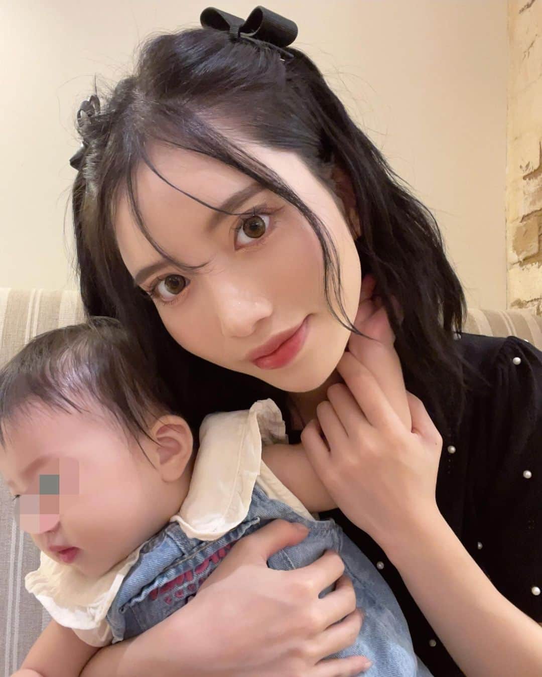 のインスタグラム：「長女が撮ってくれた、ドアップ🧑🏼‍🦲🖤 3人では撮ってくれなかったけど、次女さんと私撮ってくれた🤪  長女中々写真撮るの上手よね👏🏻  #女の子ママ#姉妹ママ#8ヶ月ベビー#令和5年ベビー#女の子ベビー#姉妹コーデ」