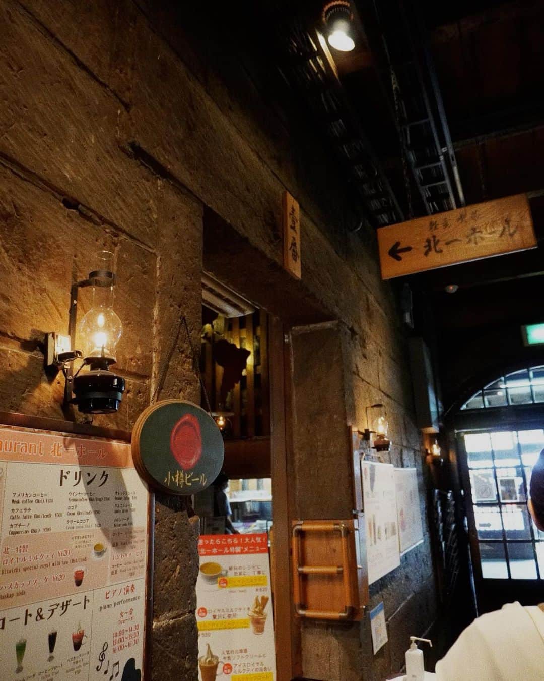 三好ユウさんのインスタグラム写真 - (三好ユウInstagram)「北一硝子内のカフェ「北一ホール」☕️ I went to the popular cafe "Kitaichihoru" in Otaru. ⁡ ⁡ 行ってみたかった小樽堺町通り沿い 「北一硝子 三号館」内の大人気カフェ北一ホールは 167個の石油ランプが灯る唯一無二な異世界空間でした✨ 雰囲気良かった〜 ⁡  時間帯によってランプ点灯作業や ピアノの生演奏も観ることが出来るそうです。 ⁡   カフェといえどもスイーツの他に郷土料理等も充実。 海鮮丼&シフォンケーキでしっかり充電出来ました😋 　 ⁡ ⁡  #北海道#小樽観光 #北海道観光#小樽カフェ#国内旅行 #タビジョ#旅行コーデ #レトロ喫茶 #北一ホール#小樽ランチ#旅行好きな人と繋がりたい #ilovejapan #hokkaido#otarucafe #otaru#trip#japanese#japantravel #trip#tripgram  ⁡ #旅游#여행스냅」9月29日 11時58分 - yuu_5240