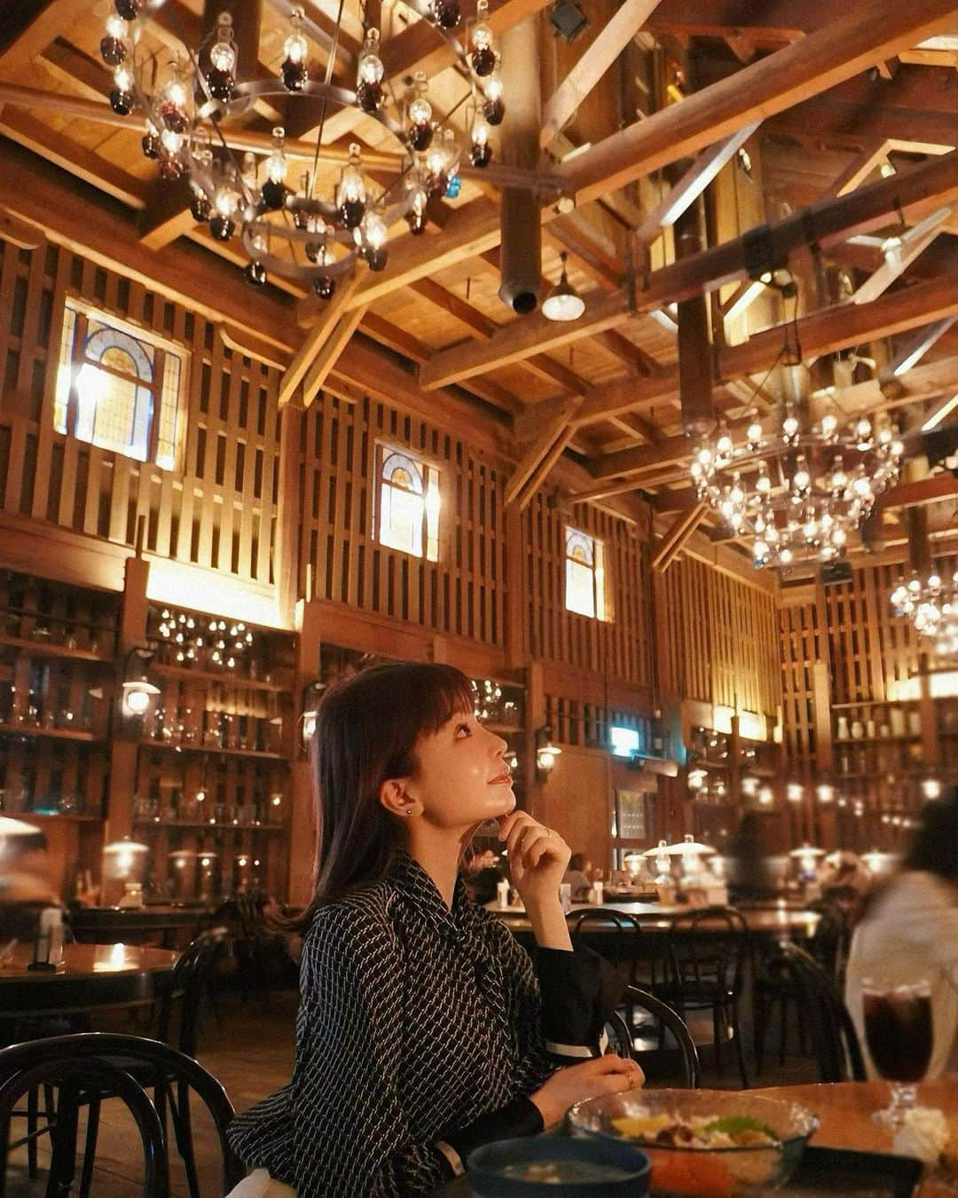 三好ユウのインスタグラム：「北一硝子内のカフェ「北一ホール」☕️ I went to the popular cafe "Kitaichihoru" in Otaru. ⁡ ⁡ 行ってみたかった小樽堺町通り沿い 「北一硝子 三号館」内の大人気カフェ北一ホールは 167個の石油ランプが灯る唯一無二な異世界空間でした✨ 雰囲気良かった〜 ⁡  時間帯によってランプ点灯作業や ピアノの生演奏も観ることが出来るそうです。 ⁡   カフェといえどもスイーツの他に郷土料理等も充実。 海鮮丼&シフォンケーキでしっかり充電出来ました😋 　 ⁡ ⁡  #北海道#小樽観光 #北海道観光#小樽カフェ#国内旅行 #タビジョ#旅行コーデ #レトロ喫茶 #北一ホール#小樽ランチ#旅行好きな人と繋がりたい #ilovejapan #hokkaido#otarucafe #otaru#trip#japanese#japantravel #trip#tripgram  ⁡ #旅游#여행스냅」