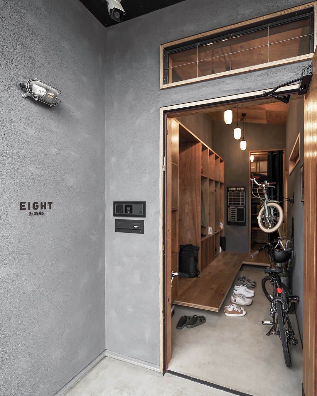 EIGHT DESIGNのインスタグラム：「気に入ったらいいね＆保存お願いします♪ @eightdesign  収納を兼ねた玄関のインテリア。  家族全員分のファミリーロッカーと、突き当たりにはパントリー収納。 ぐるっと回遊できる間取りのおうちです。  エイトデザインのコンセプト”楽しむ”をぜんぶ詰め込んだ理想の家。 新築注文住宅のコンセプトハウスです。  10月7日・14日・21日（土）には見学会も開催します！ 詳しくはホームページをご覧ください♪ @eightdesign  📷RENOVATION WORKS118 名古屋市名古屋市緑区 新築注文住宅コンセプトハウス 竣工：2020年3月 建坪：59.67坪 延床面積：197.27㎡ 事例詳細はプロフィール（ @eightdesign ）のリンクをクリック👀 〰︎〰︎〰︎〰︎〰︎ 📺家づくりの相談はコメントでお気軽に☺️ @eightdesign 〰︎〰︎〰︎〰︎〰︎ 🎪店舗デザイン事例集 @eightdesign8shop 🏢オフィスデザイン事例集 @office8eightdesign 🐕スタッフの日常 @eightdesign_2nd 〰︎〰︎〰︎〰︎〰︎ #新築注文住宅 #注文住宅 #廊下 #収納アイデア #本棚 #テラス #吹き抜け #玄関 #玄関収納 #玄関インテリア #インテリアコーディネート #ヴィンテージインテリア #eightdesign #エイトデザイン #リノベーション」