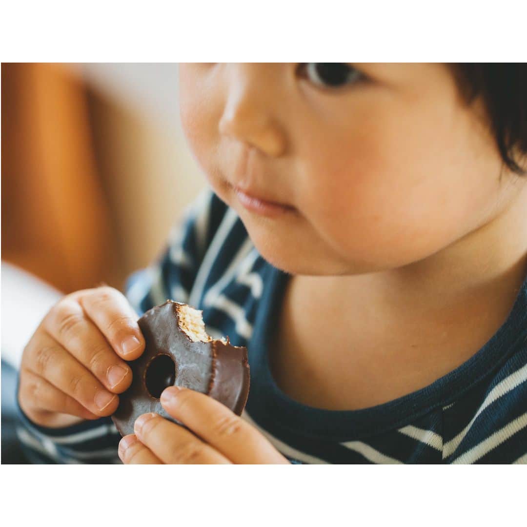 ユーハイム公式のインスタグラム：「クライナーショコバウムは小さいお子さまでも食べやすいサイズ感。 チョコレートに包まれたバウムクーヘンの穴に、指を入れたくなるのが幼心のようです😏  #ユーハイム　#バウムクーヘン　#チョコレート　#おやつ　#チョコ　#ハロウィン」