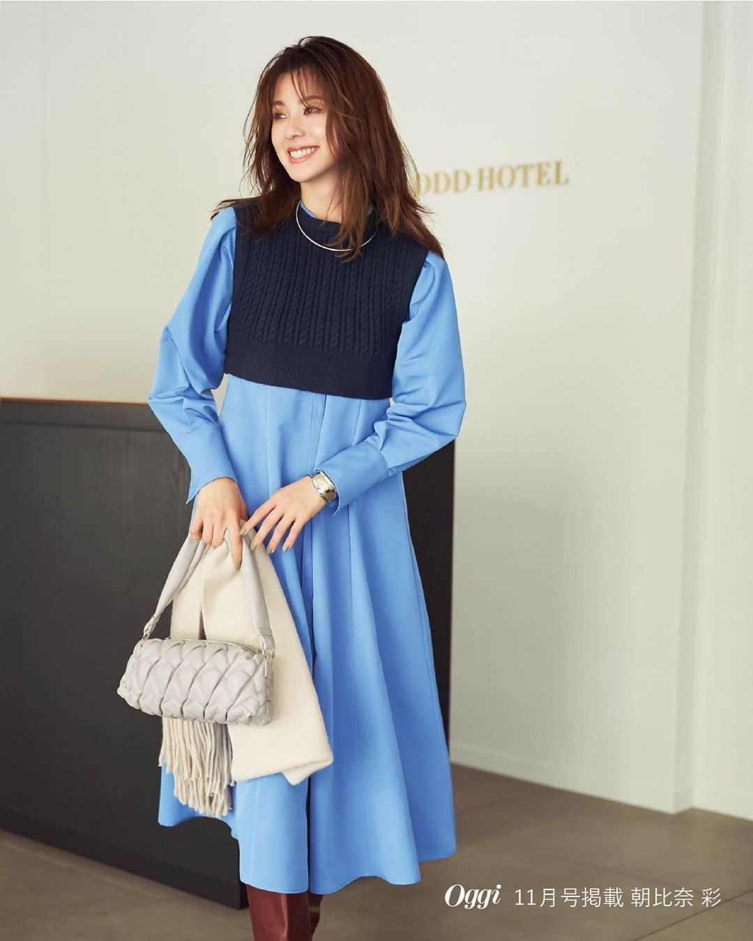 NATURAL BEAUTY BASICのインスタグラム：「9/28発売のOggi11月号にて 朝比奈 彩さんが 素敵に着こなしてくださっています✨   働く私たちの毎日をさりげなく盛り上げてくれる… 〝NATURAL BEAUTY BASIC〟でつくる 初秋のきれいめ7DAYS  シンプルだけど、今っぽい。 〝ナチュラルビューティーベーシック〟のワードローブがあれば、 気分やシーンに合わせた〝なりたい自分〟を演出できる！ ときにハンサムに、フェミニンに… 毎日のおしゃれをもっと自由に楽しく。   DAY2 一枚でクリーンに着映えるカラーワンピース。 旬のレイヤードデザインが 小粋なかわいさへ導く  ■コンパクトニットベスト＆シャツワンピース ¥13,970 tax in size:FR color:チャコール系/ブルー系 #0173240003  フェミニン派のマストアイテム・ワンピースも、 コンパクト丈のニットベストを重ねた一着で今年らしく。 ウエスト位置を高く見せるレイヤードデザインと Ⅰラインを強調するロングブーツの合わせ技なら、 すらりとスタイルよく見えるトレンドコーデがすぐに完成！　   #朝比奈彩 さん #Oggi #Oggi掲載 #Oggi11月号掲載 #シャツワンピース #ニットベスト  #レイヤードコーデ #ワンピース #秋コーデ #お出かけコーデ #オフィスコーデ #オフィスカジュアル #通勤コーデ #大人可愛い #カラーコーデ  #着回しコーデ #きれいめカジュアル  #ベーシックコーデ #ベーシック #ナチュラルコーデ #トレンドスタイル #シンプルコーデ #ナチュラルビューティーベーシック #naturalbeautybasic」