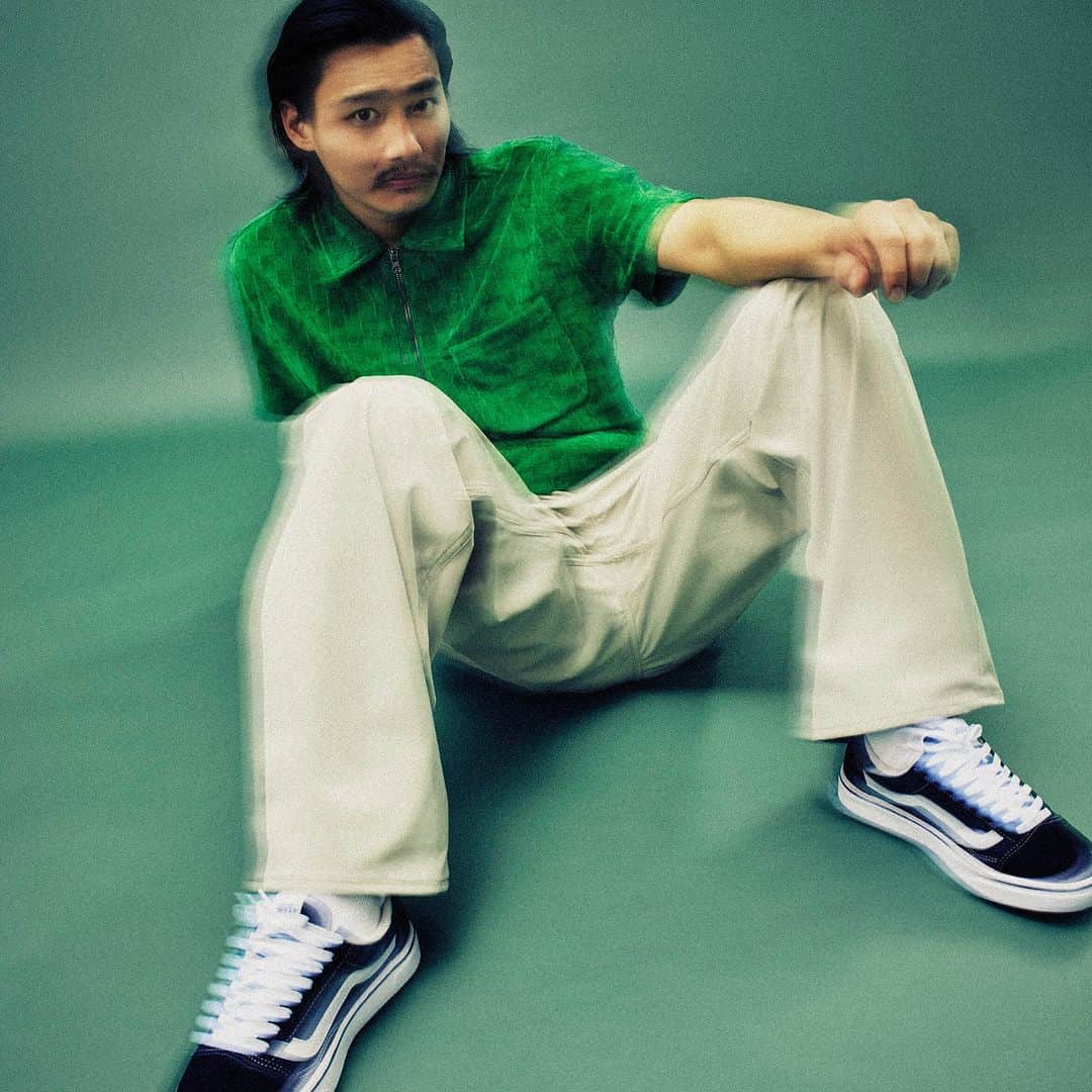 ヴァンズさんのインスタグラム写真 - (ヴァンズInstagram)「00年代に登場したV2000. NEW JAZZが、初の復刻リリース。  VANSのクラシックアイコンであるOLD SKOOLのシルエットを受け継ぎ、当時を知る人には懐かしくもあり、今見ると新しい1足。ブランドキャンペーン「THIS IS OFF THE WALL」に出演した俳優・野村周平がキービジュアルに再び登場。  V2000. NEW JAZZ の復刻モデルは2023年9月29日 (金) より販売開始。 詳しくは、www.vans.co.jpをチェック。  @qs86_shuhei」9月29日 12時01分 - vansjapan